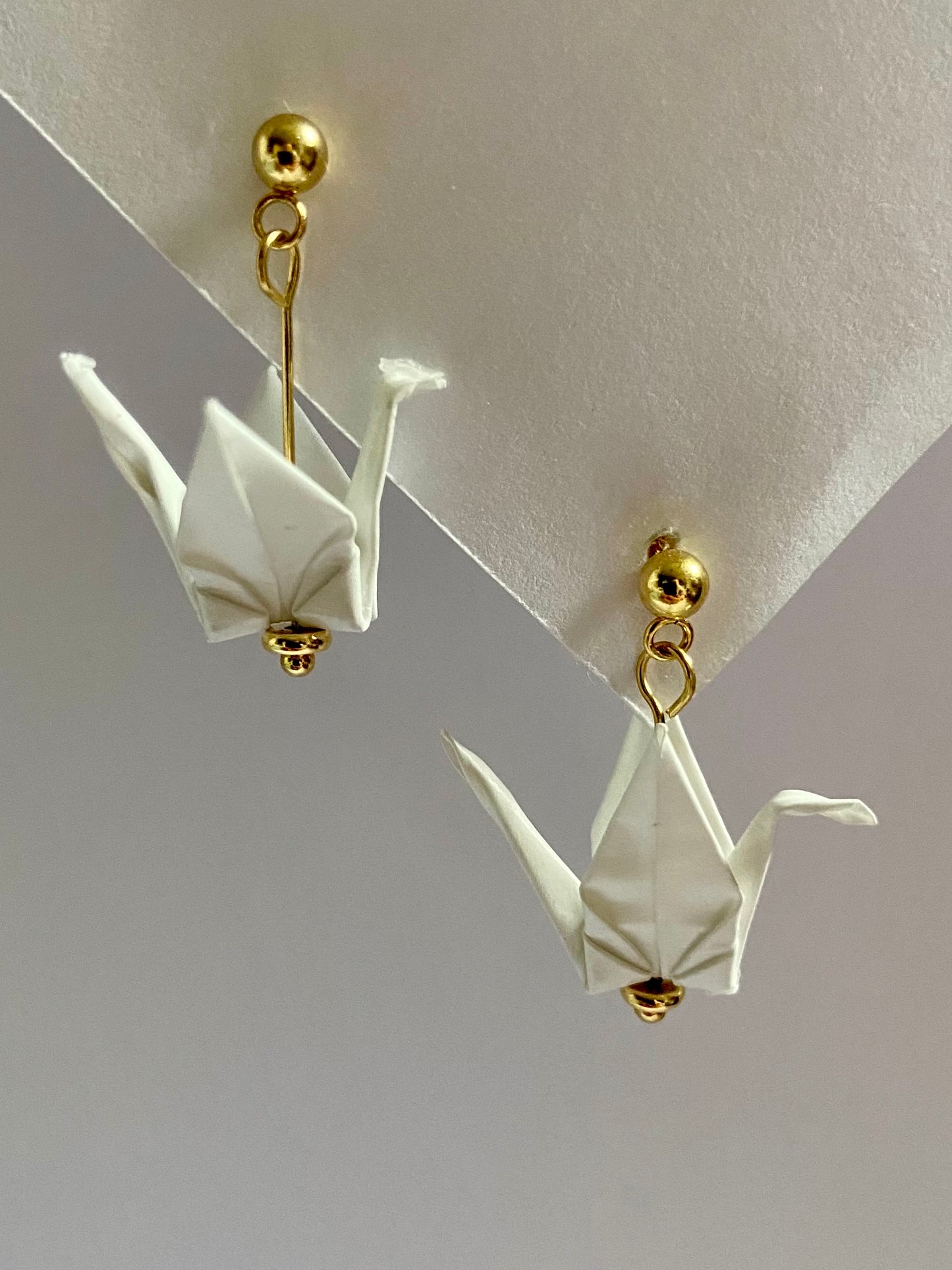 Pendientes de papel impermeable grulla de origami-11 colores disponibles. Con bolita de acero dorado o plateado