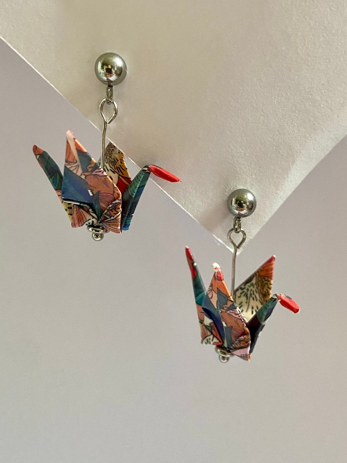 Pendientes de papel impermeable grulla de origami-11 colores disponibles. Con bolita de acero dorado o plateado