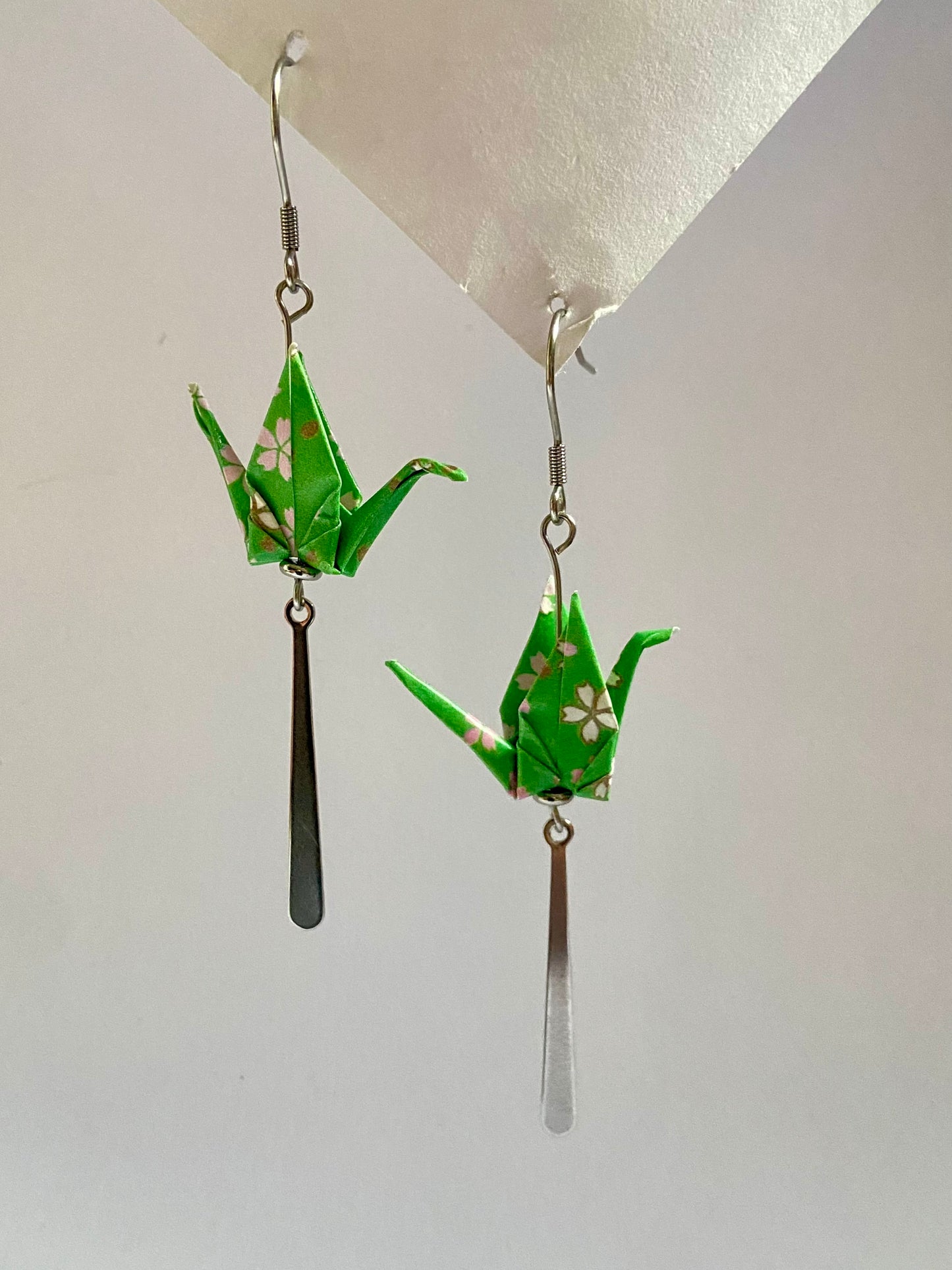 Pendientes de papel impermeable grulla de origami-11 colores disponibles. Con barra de acero dorado o plateado