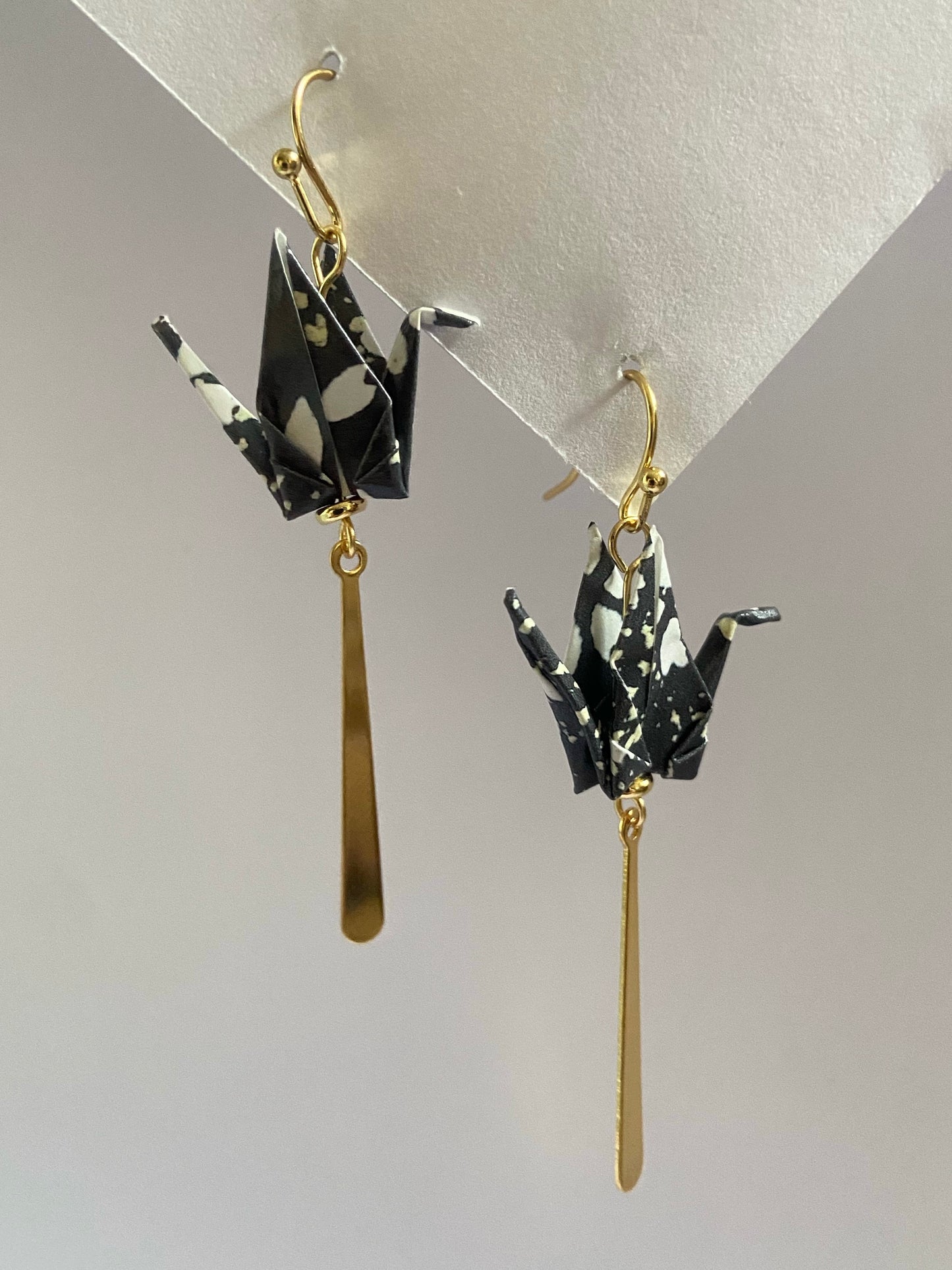 Pendientes de papel impermeable grulla de origami-11 colores disponibles. Con barra de acero dorado o plateado