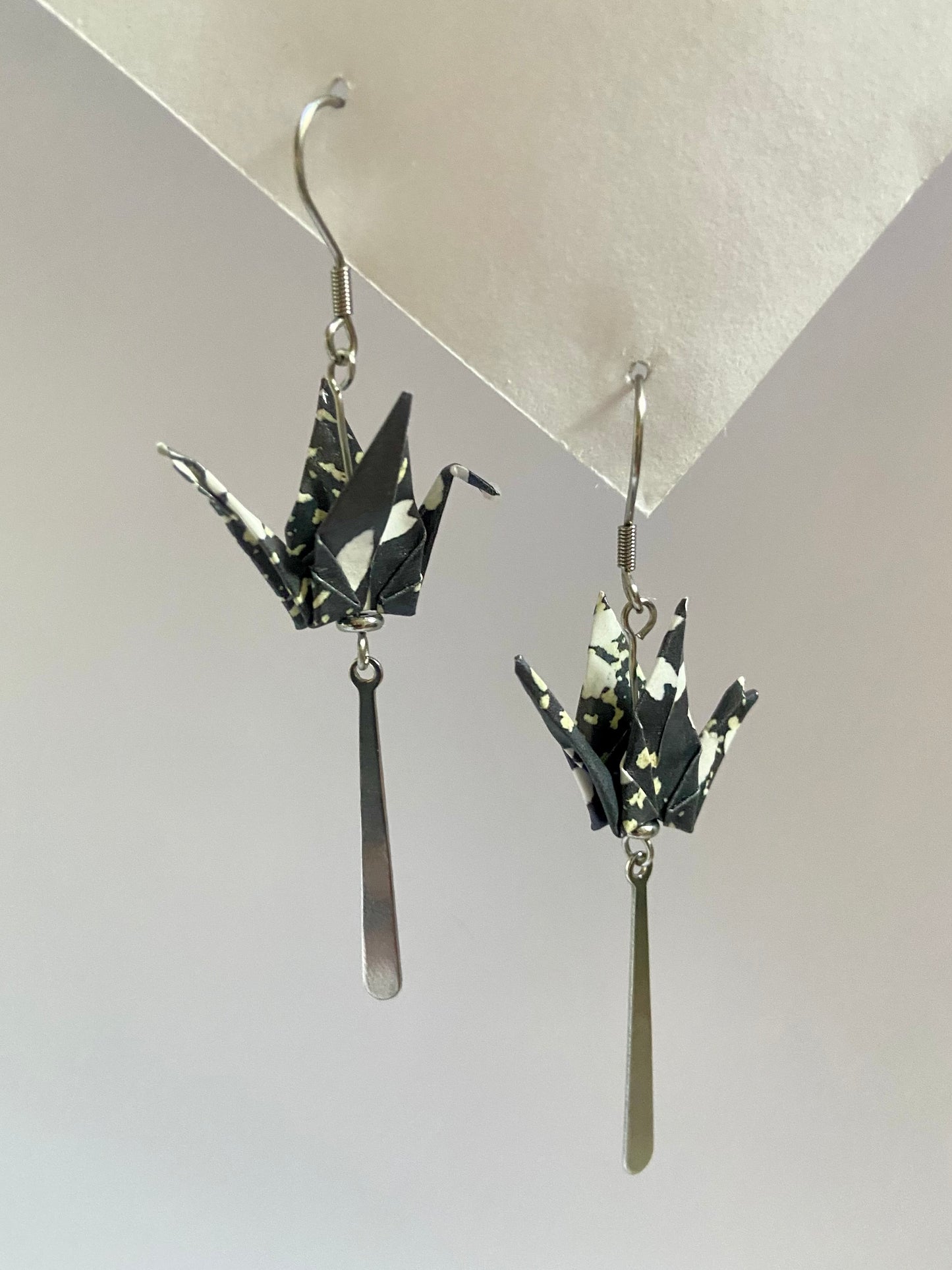 Pendientes de papel impermeable grulla de origami-11 colores disponibles. Con barra de acero dorado o plateado