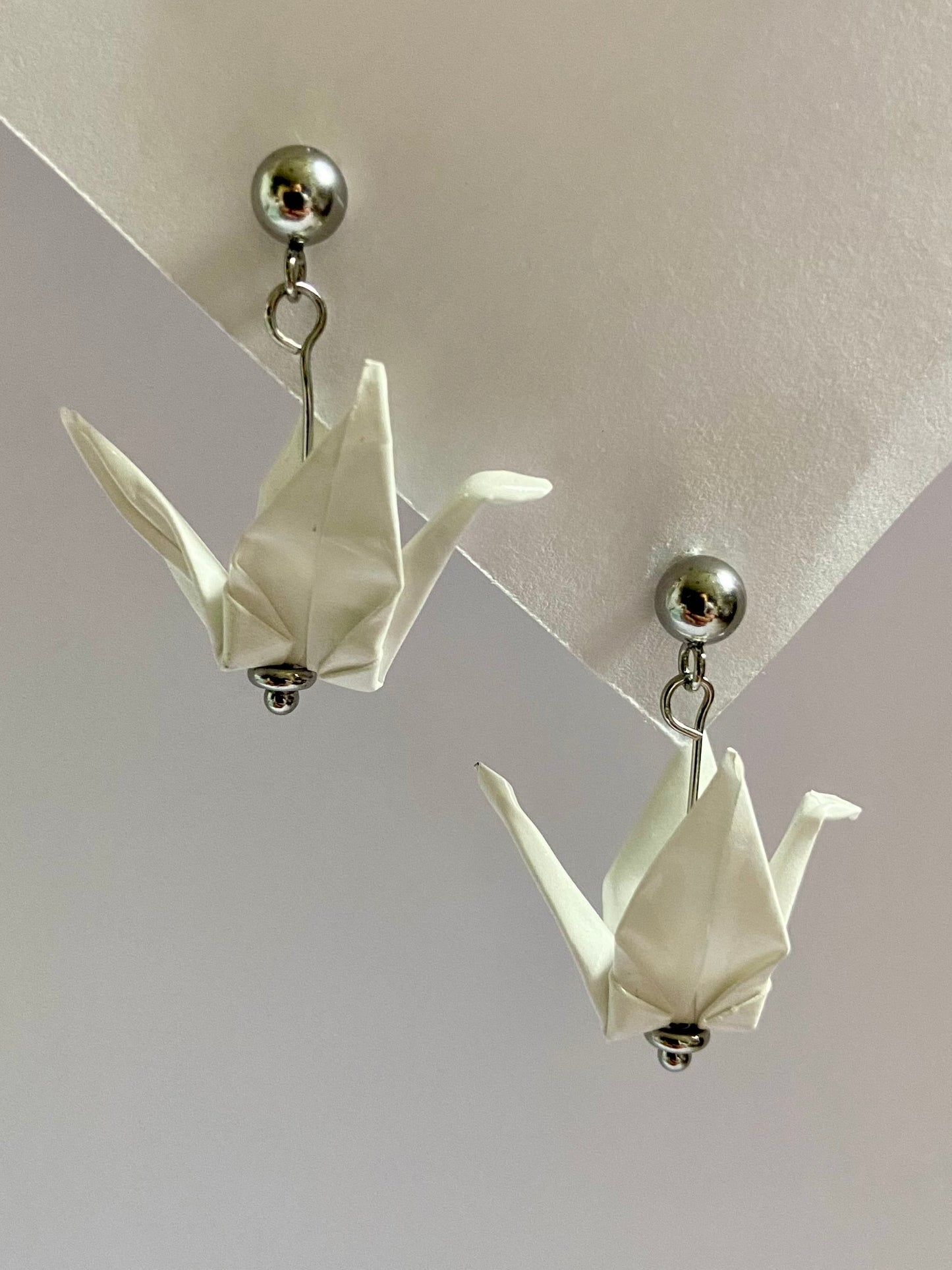 Pendientes de papel impermeable grulla de origami-11 colores disponibles. Con bolita de acero dorado o plateado
