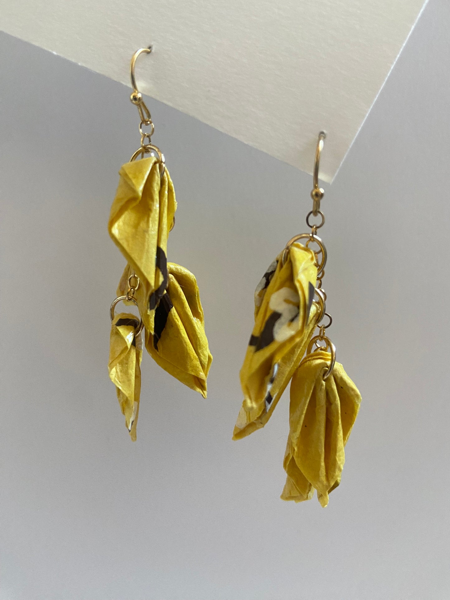 Pendientes Colgantes de Hojas Origami en Papel Lokta Hechos a Mano – 8 Colores Vibrantes, Ganchos de Acero Dorado, Ligeros y Duraderos