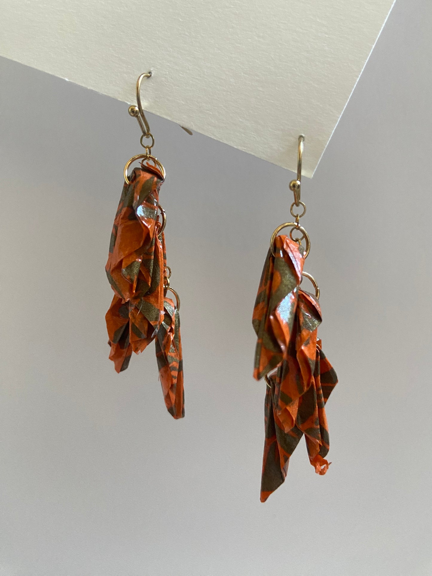 Pendientes Colgantes de Hojas Origami en Papel Lokta Hechos a Mano – 8 Colores Vibrantes, Ganchos de Acero Dorado, Ligeros y Duraderos