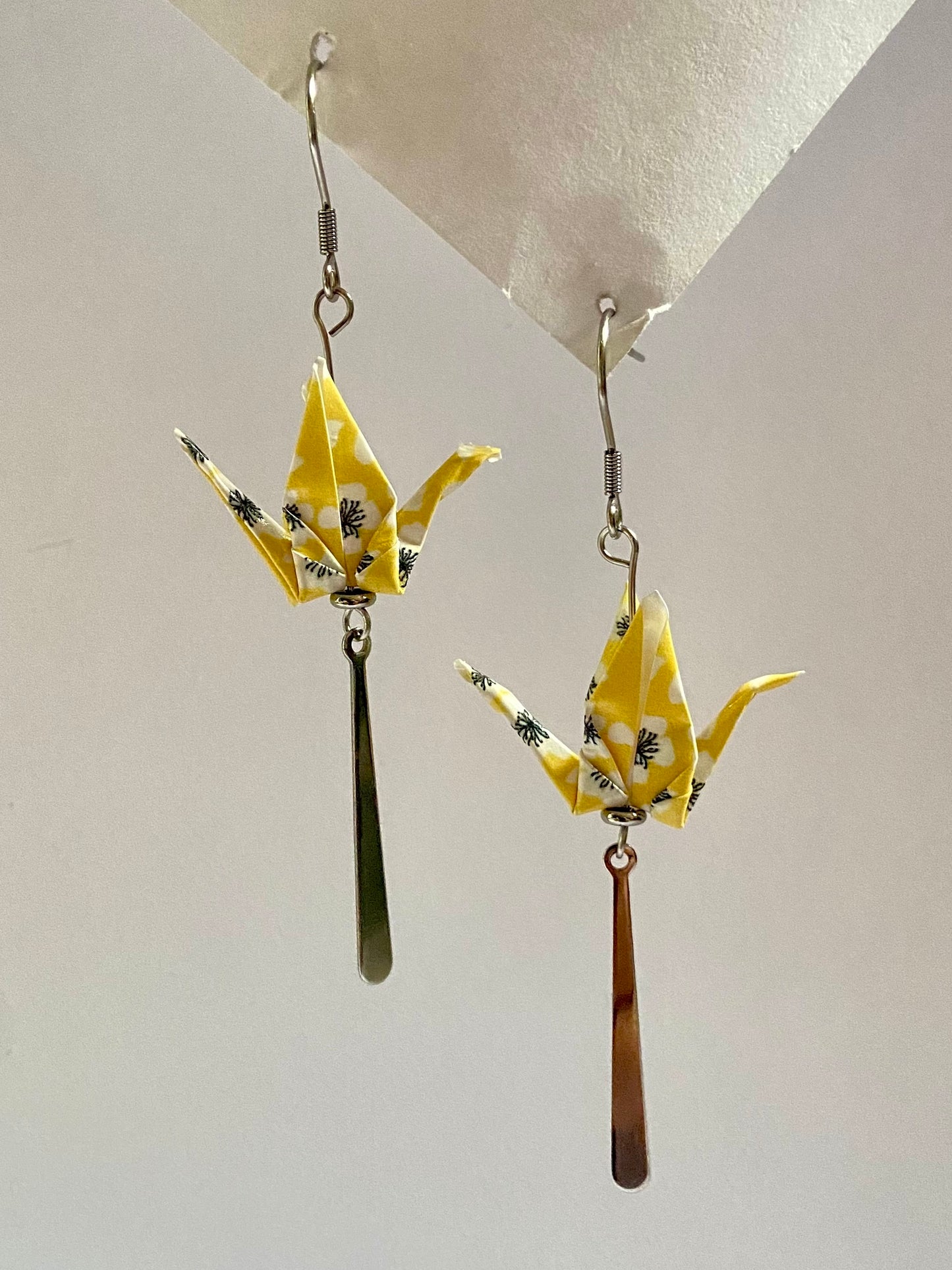 Pendientes de papel impermeable grulla de origami-11 colores disponibles. Con barra de acero dorado o plateado