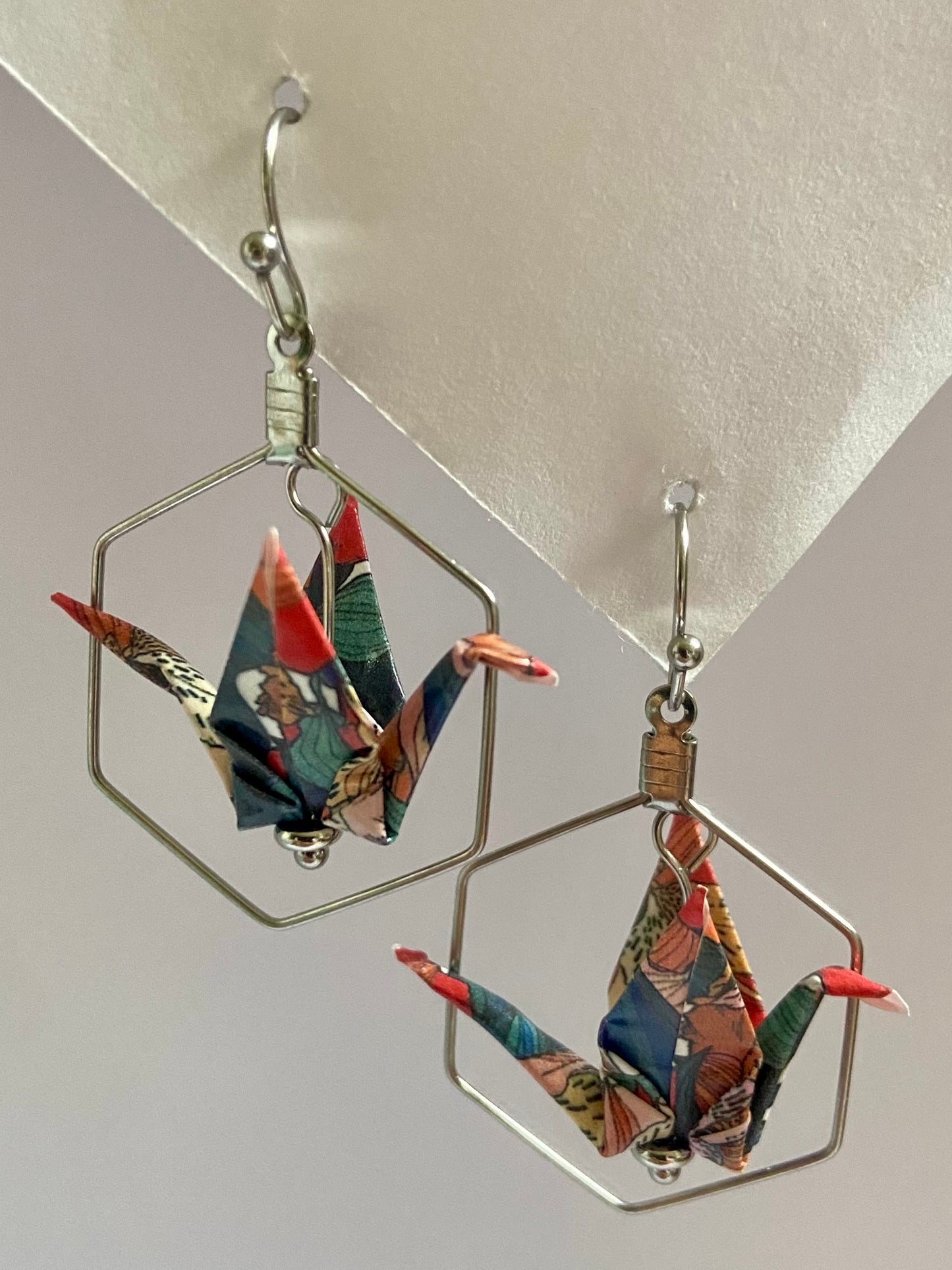 Pendientes de papel impermeable grulla de origami-11 colores disponibles. Con hexagon de acero dorado o plateado