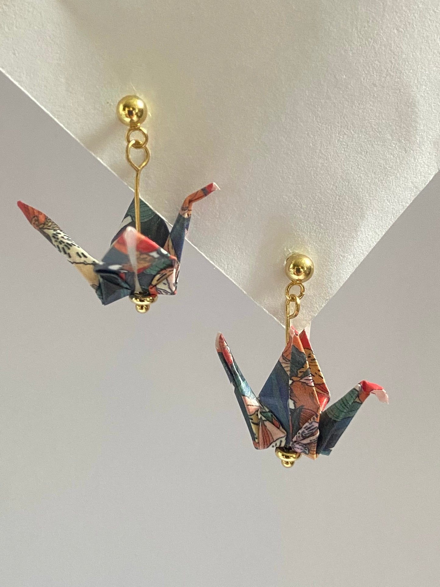 Pendientes de papel impermeable grulla de origami-11 colores disponibles. Con bolita de acero dorado o plateado