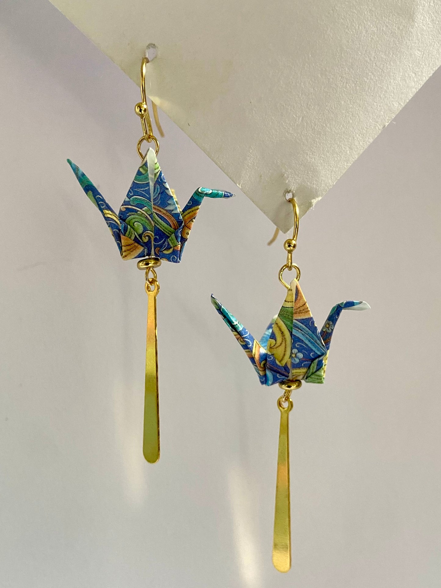 Pendientes de papel impermeable grulla de origami-11 colores disponibles. Con barra de acero dorado o plateado