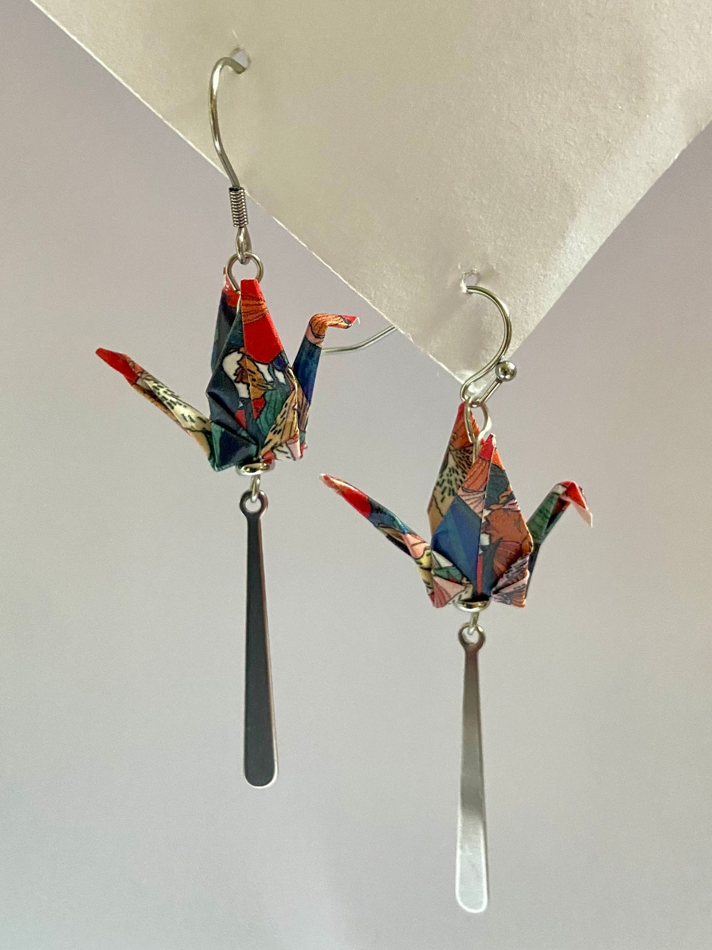 Pendientes de papel impermeable grulla de origami-11 colores disponibles. Con barra de acero dorado o plateado