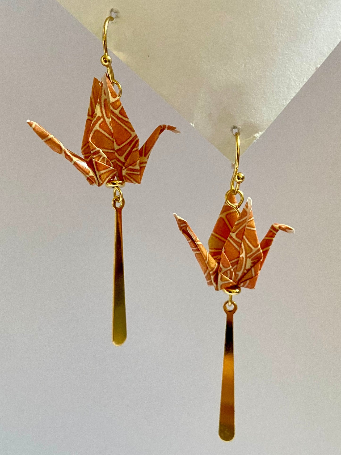 Pendientes de papel impermeable grulla de origami-11 colores disponibles. Con barra de acero dorado o plateado