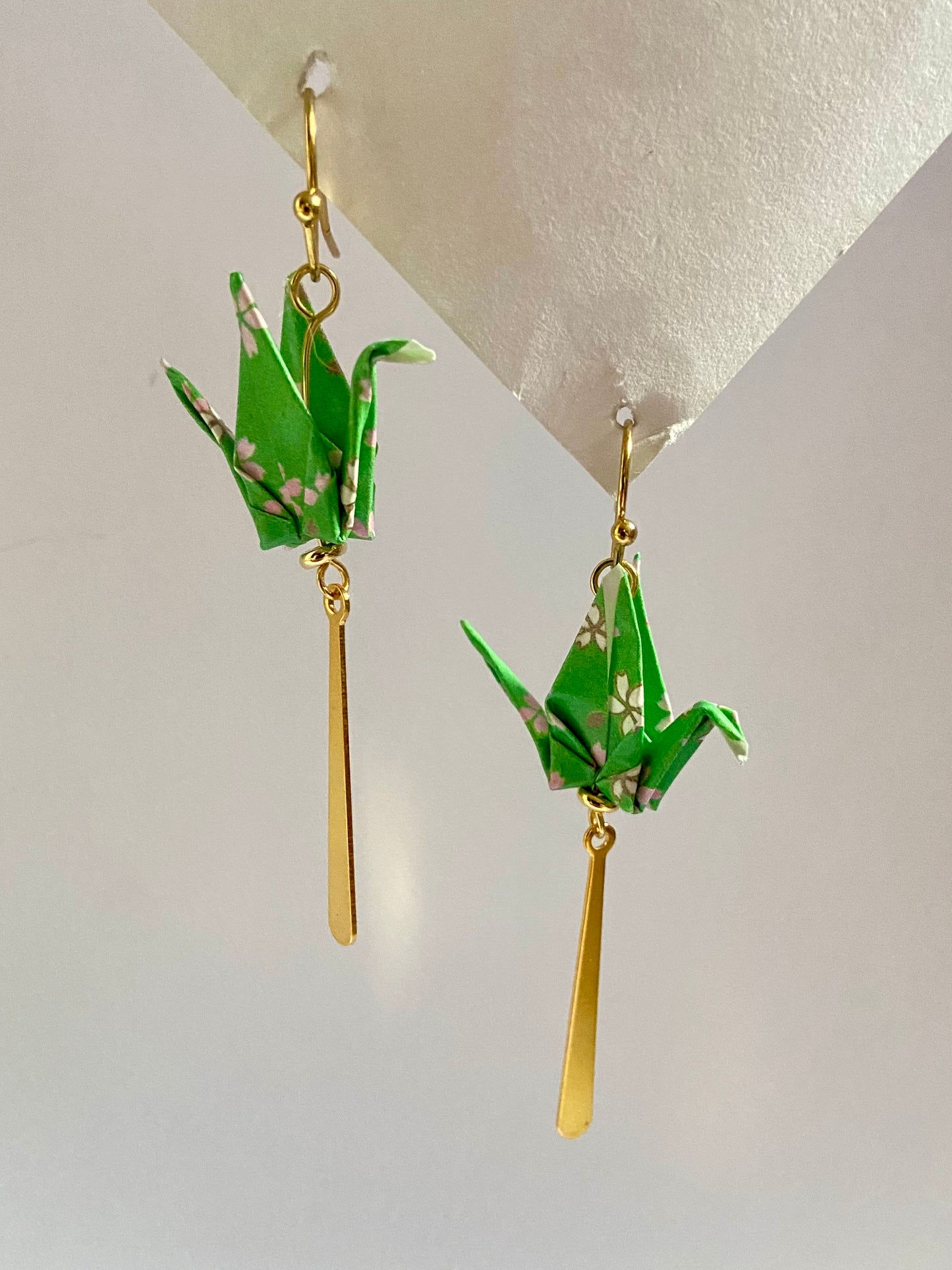 Pendientes de papel impermeable grulla de origami-11 colores disponibles. Con barra de acero dorado o plateado
