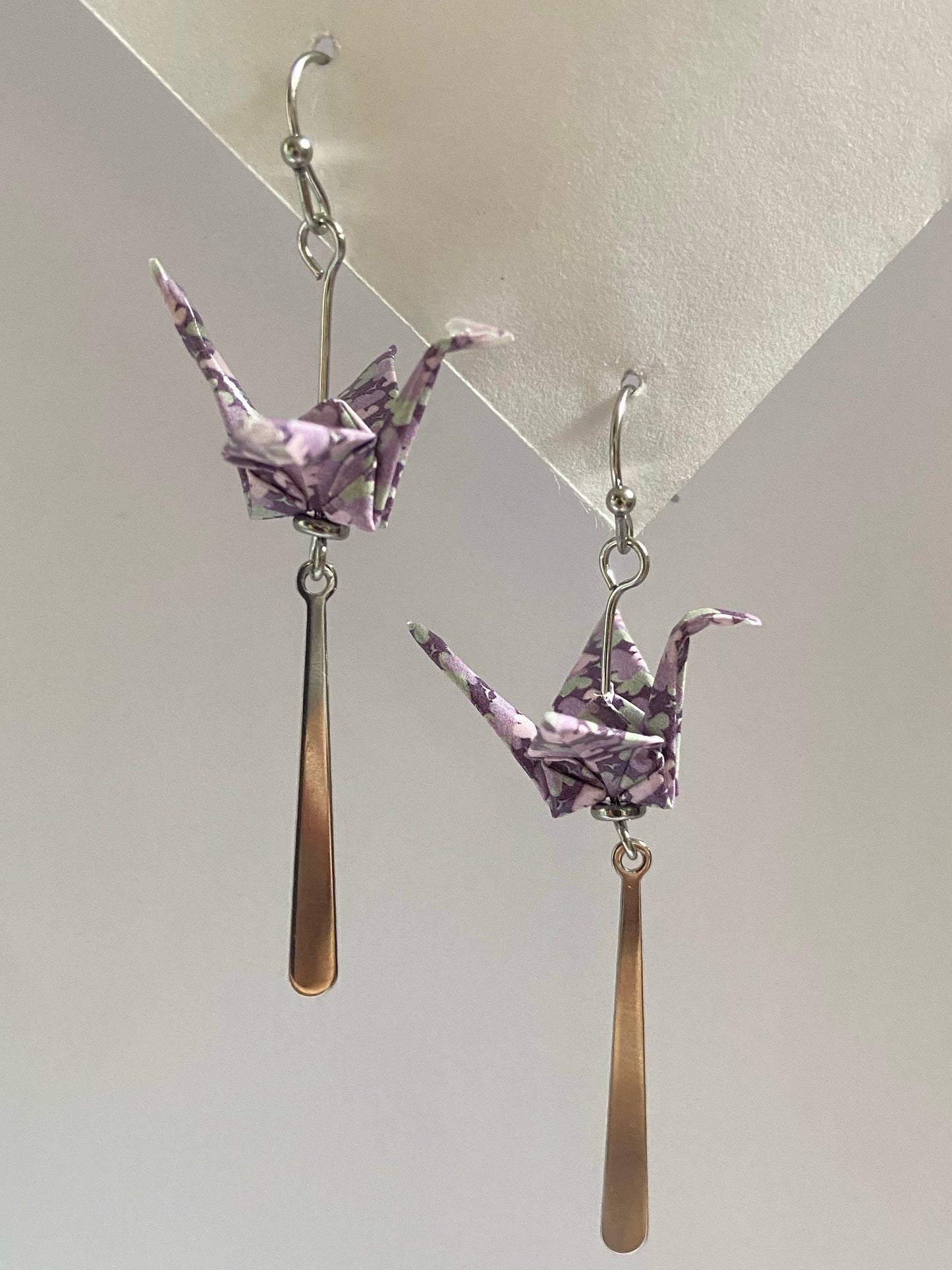 Pendientes de papel impermeable grulla de origami-11 colores disponibles. Con barra de acero dorado o plateado
