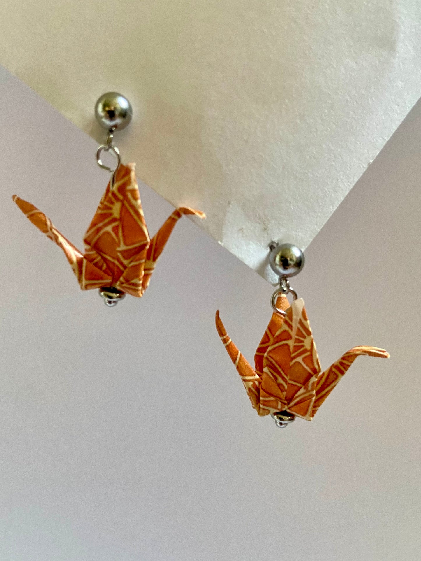 Pendientes de papel impermeable grulla de origami-11 colores disponibles. Con bolita de acero dorado o plateado