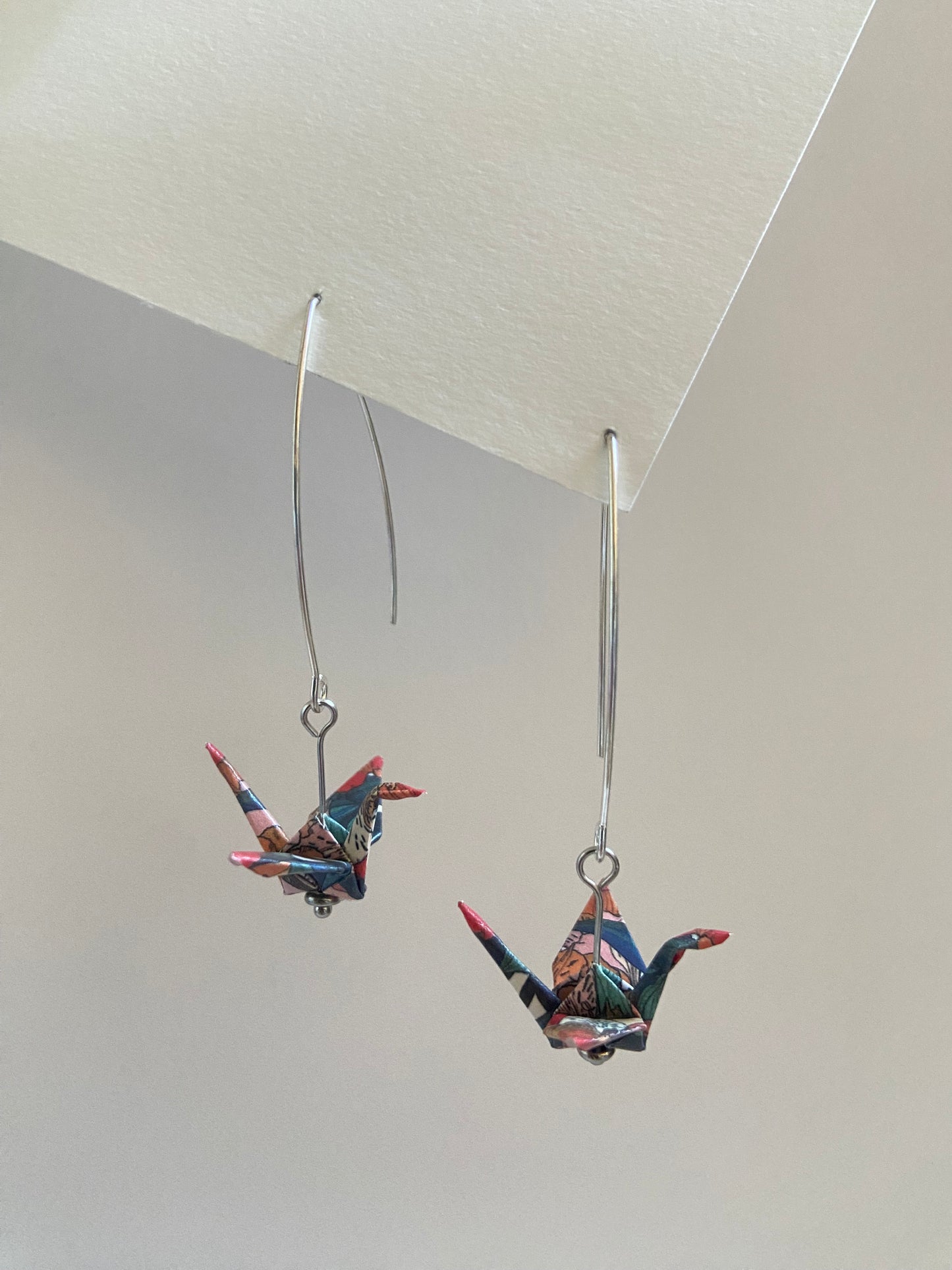 Pendientes de papel impermeable grulla de origami-11 colores disponibles. Con gancho de acero dorado o plateado