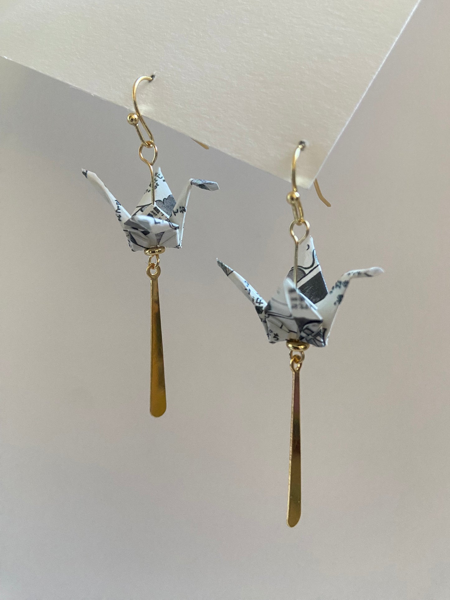 Pendientes de papel impermeable grulla de origami-11 colores disponibles. Con barra de acero dorado o plateado