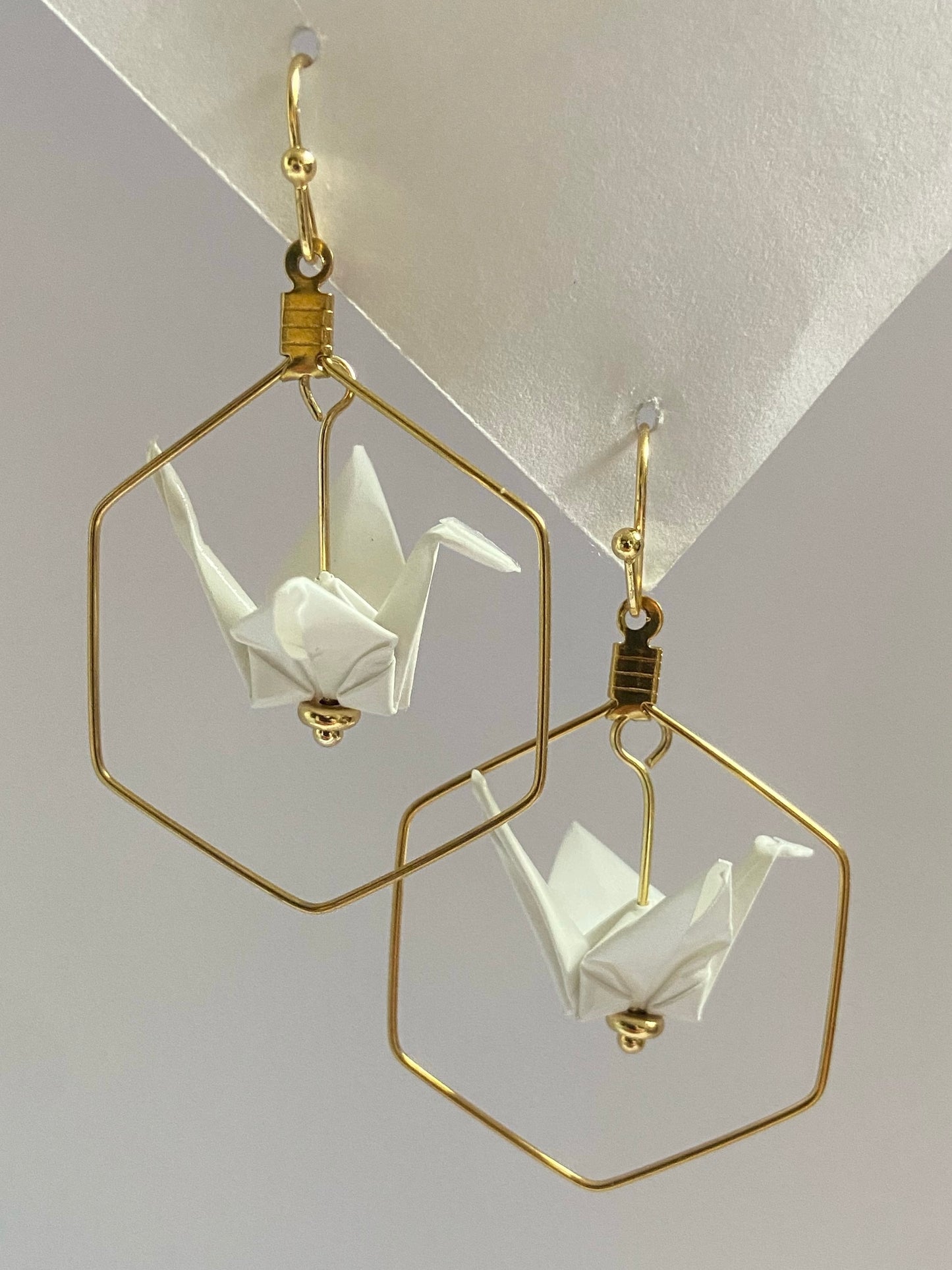 Pendientes de papel impermeable grulla de origami-11 colores disponibles. Con hexagon de acero dorado o plateado