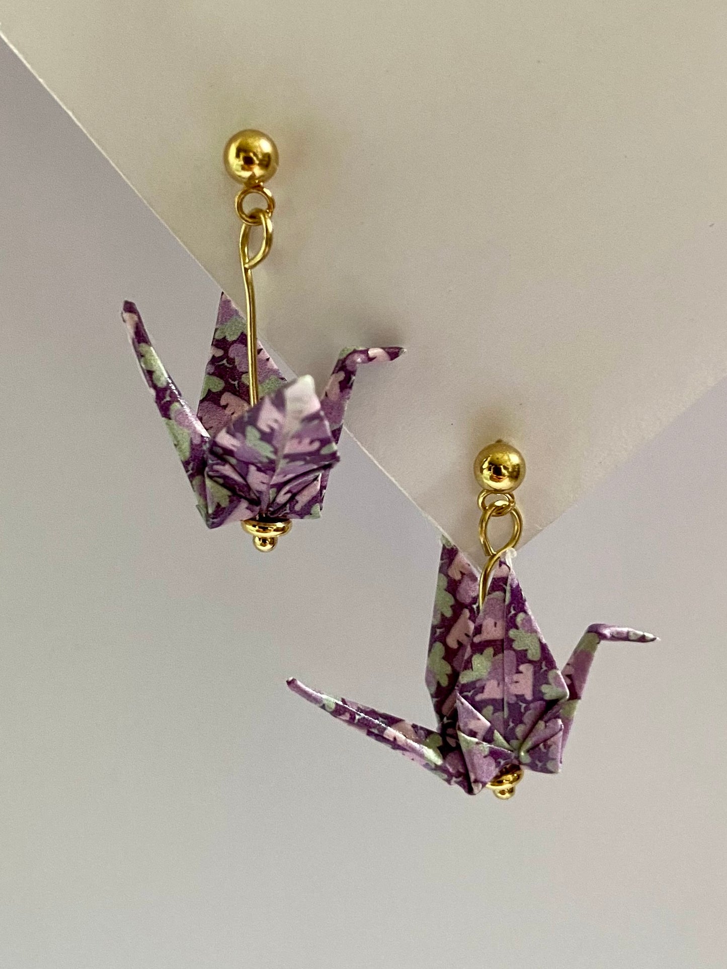 Pendientes de papel impermeable grulla de origami-11 colores disponibles. Con bolita de acero dorado o plateado