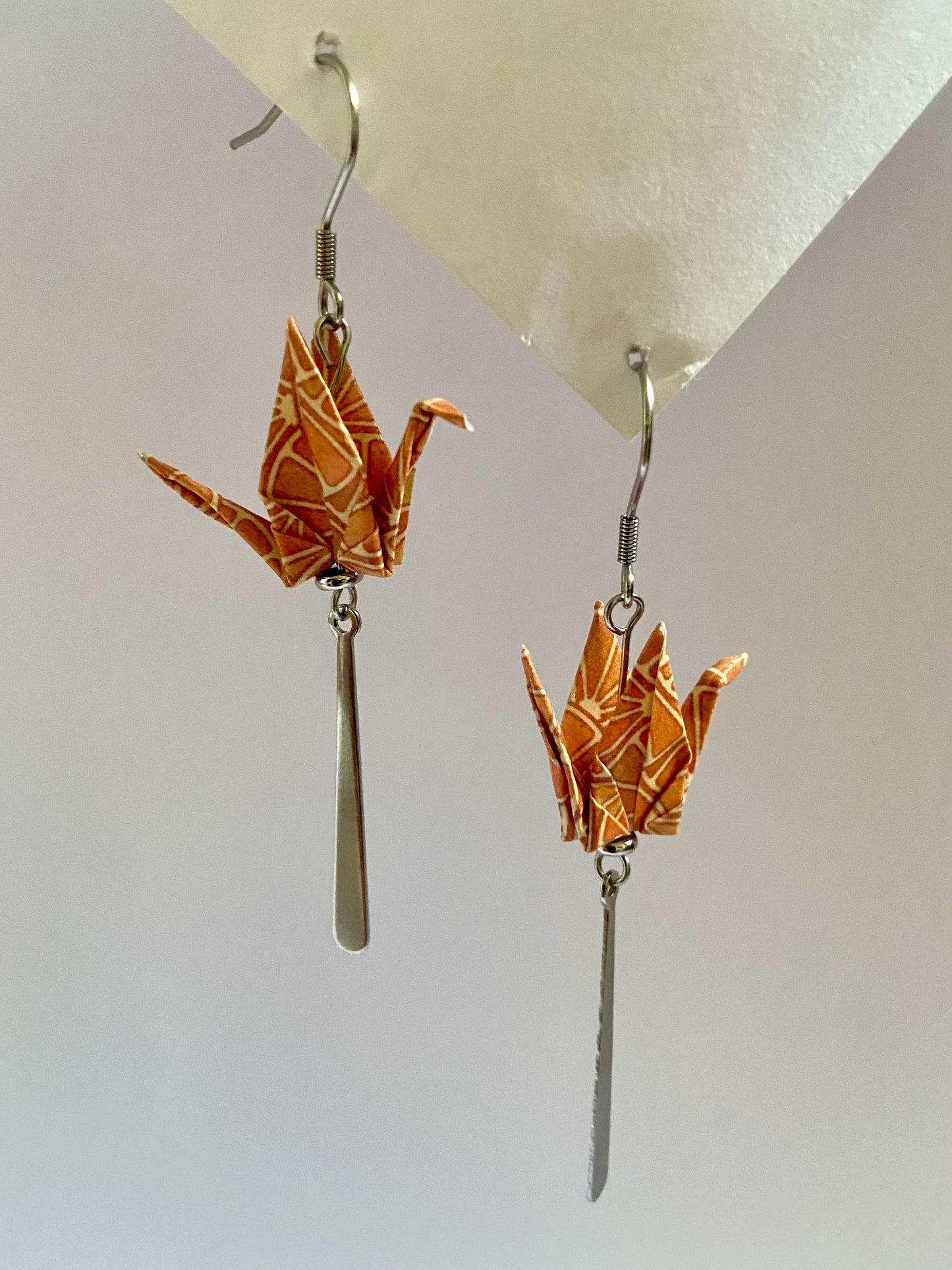 Pendientes de papel impermeable grulla de origami-11 colores disponibles. Con barra de acero dorado o plateado