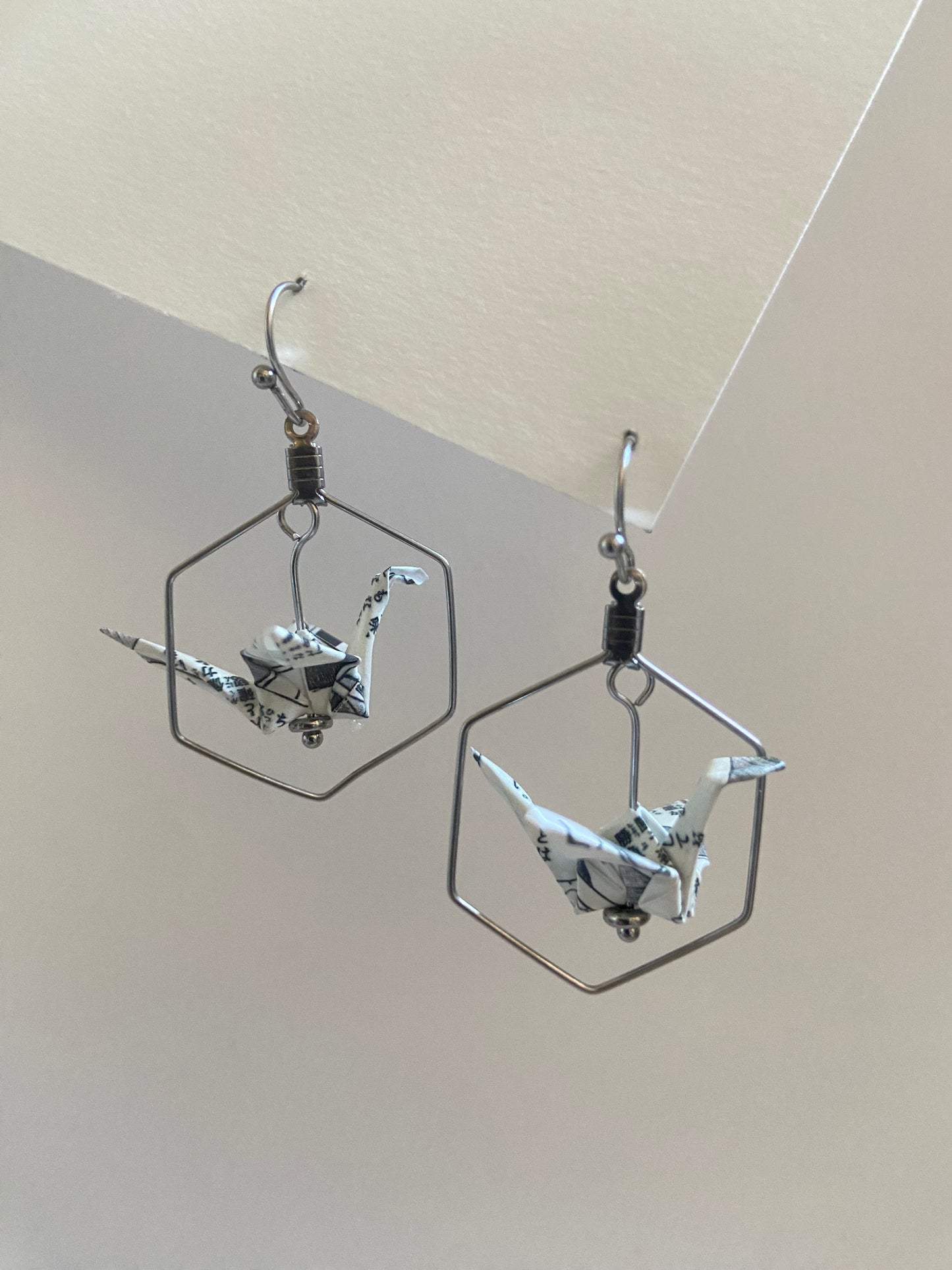 Pendientes de papel impermeable grulla de origami-11 colores disponibles. Con hexagon de acero dorado o plateado