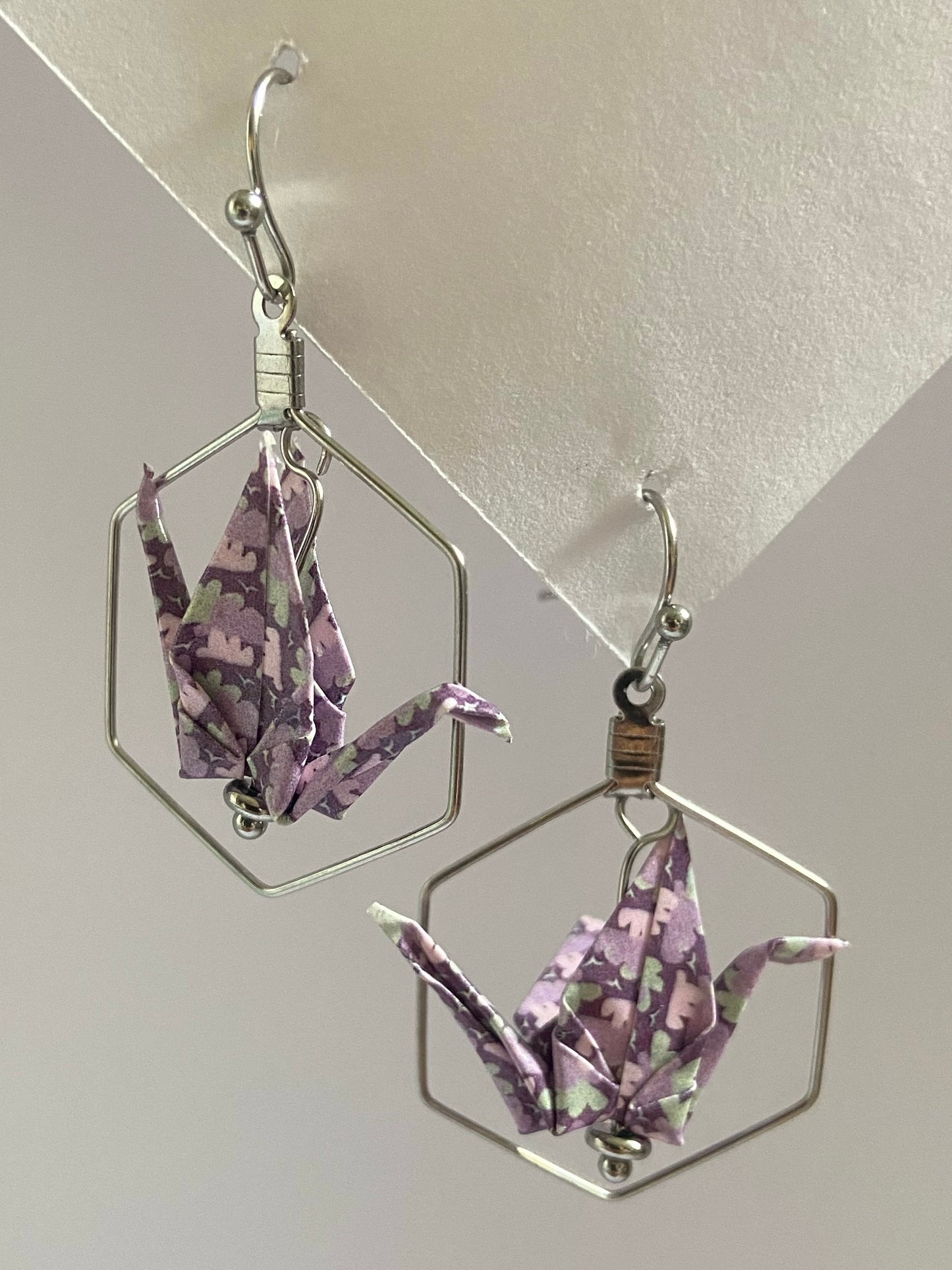 Pendientes de papel impermeable grulla de origami-11 colores disponibles. Con hexagon de acero dorado o plateado