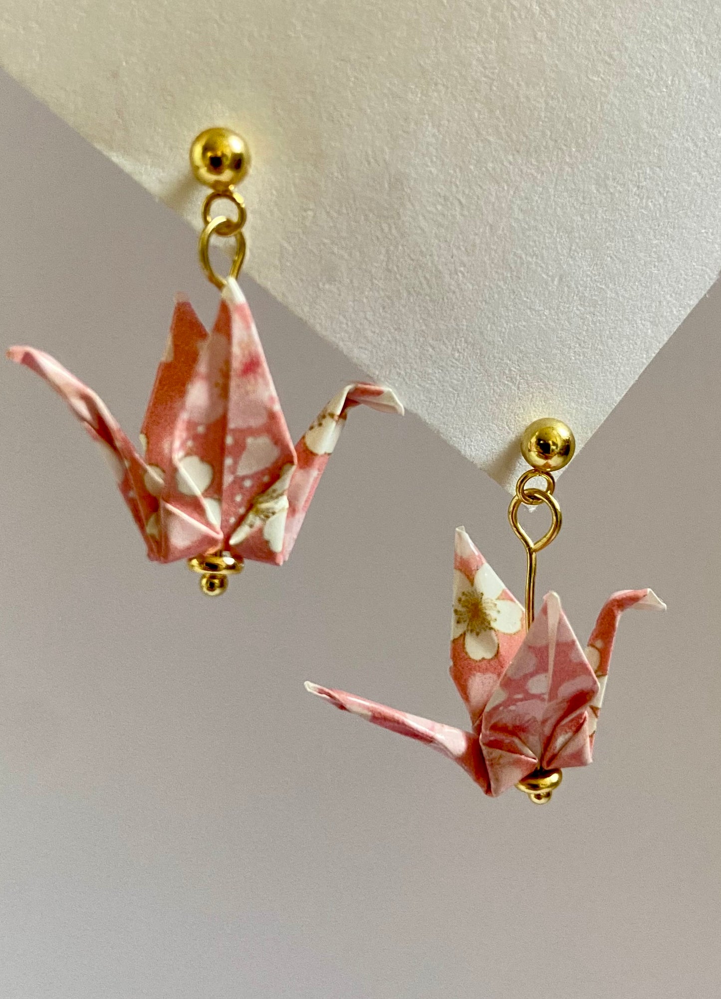 Pendientes de grulla origami en acero inoxidable dorado, hechos con papel impermeable y diseño ligero