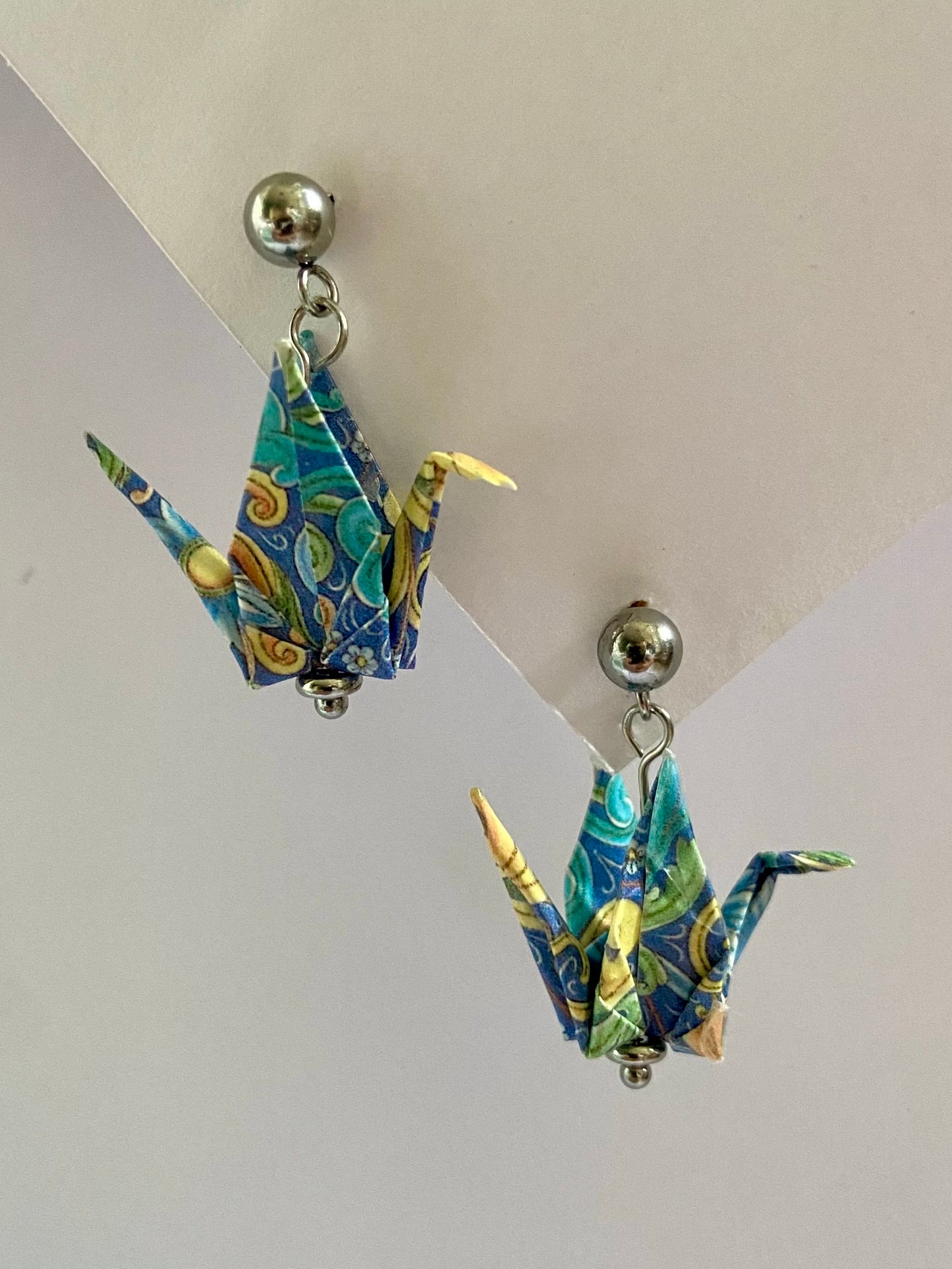Pendientes de papel impermeable grulla de origami-11 colores disponibles. Con bolita de acero dorado o plateado