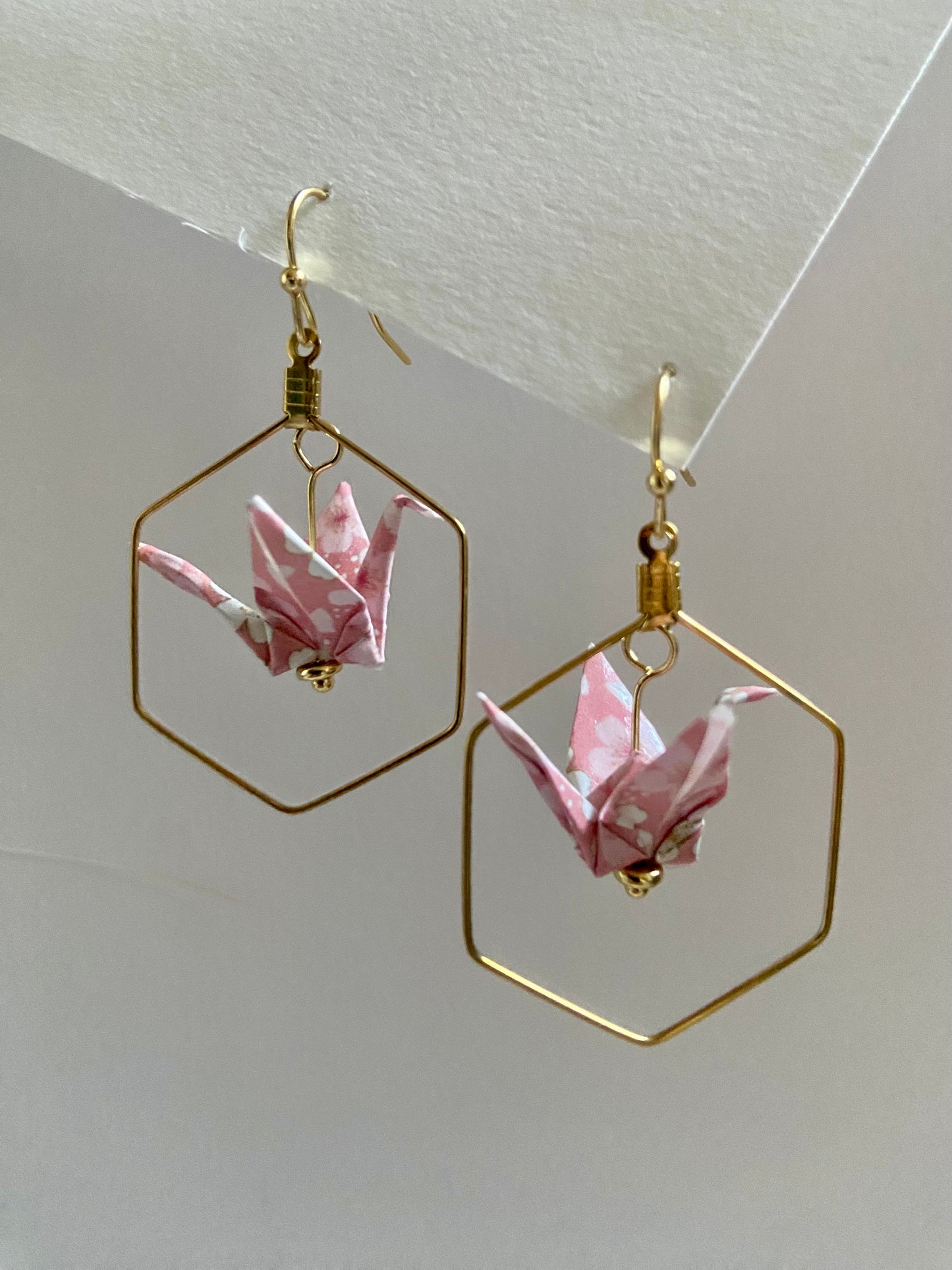 Pendientes de papel impermeable grulla de origami-11 colores disponibles. Con hexagon de acero dorado o plateado