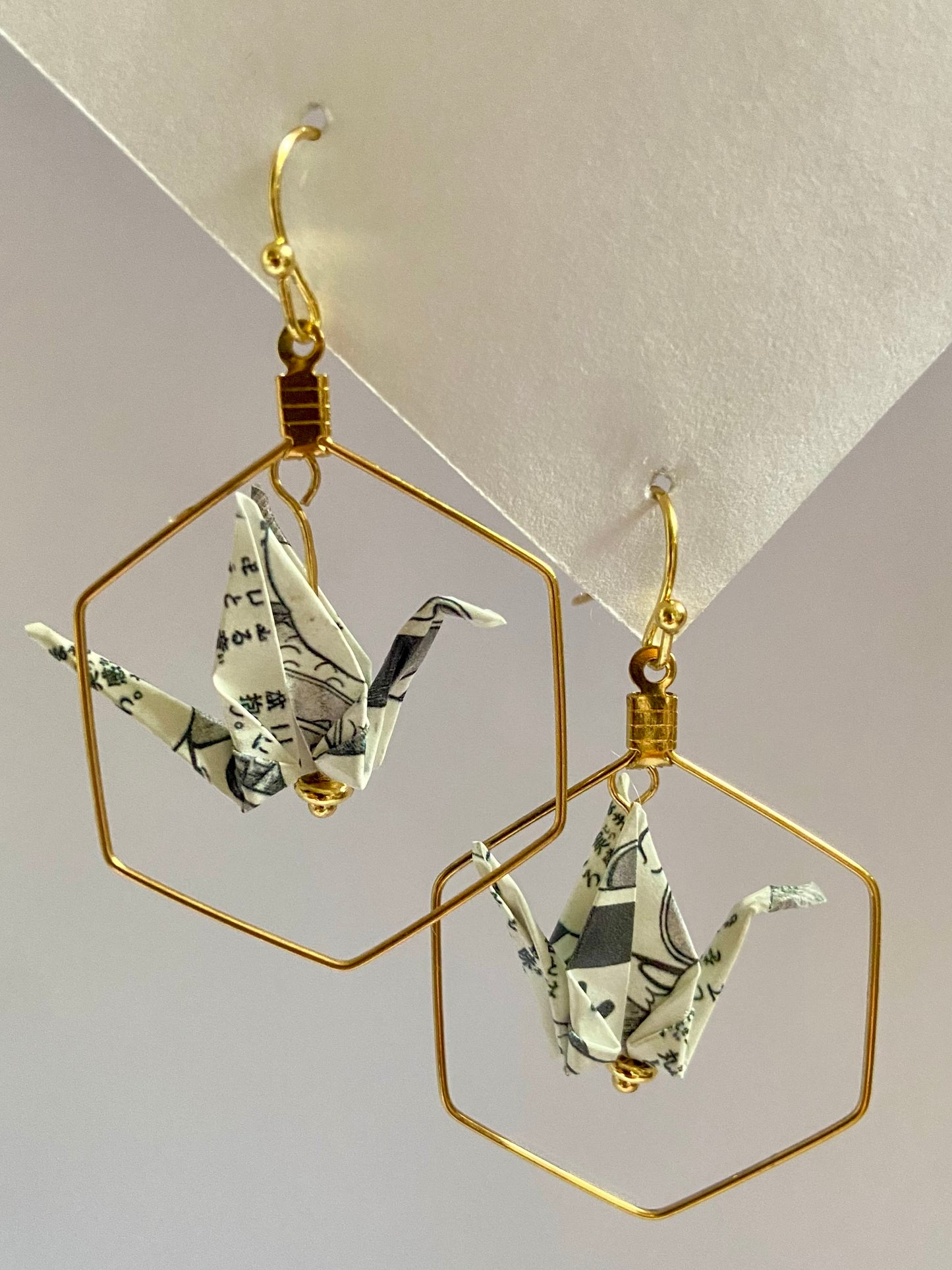 Pendientes de papel impermeable grulla de origami-11 colores disponibles. Con hexagon de acero dorado o plateado