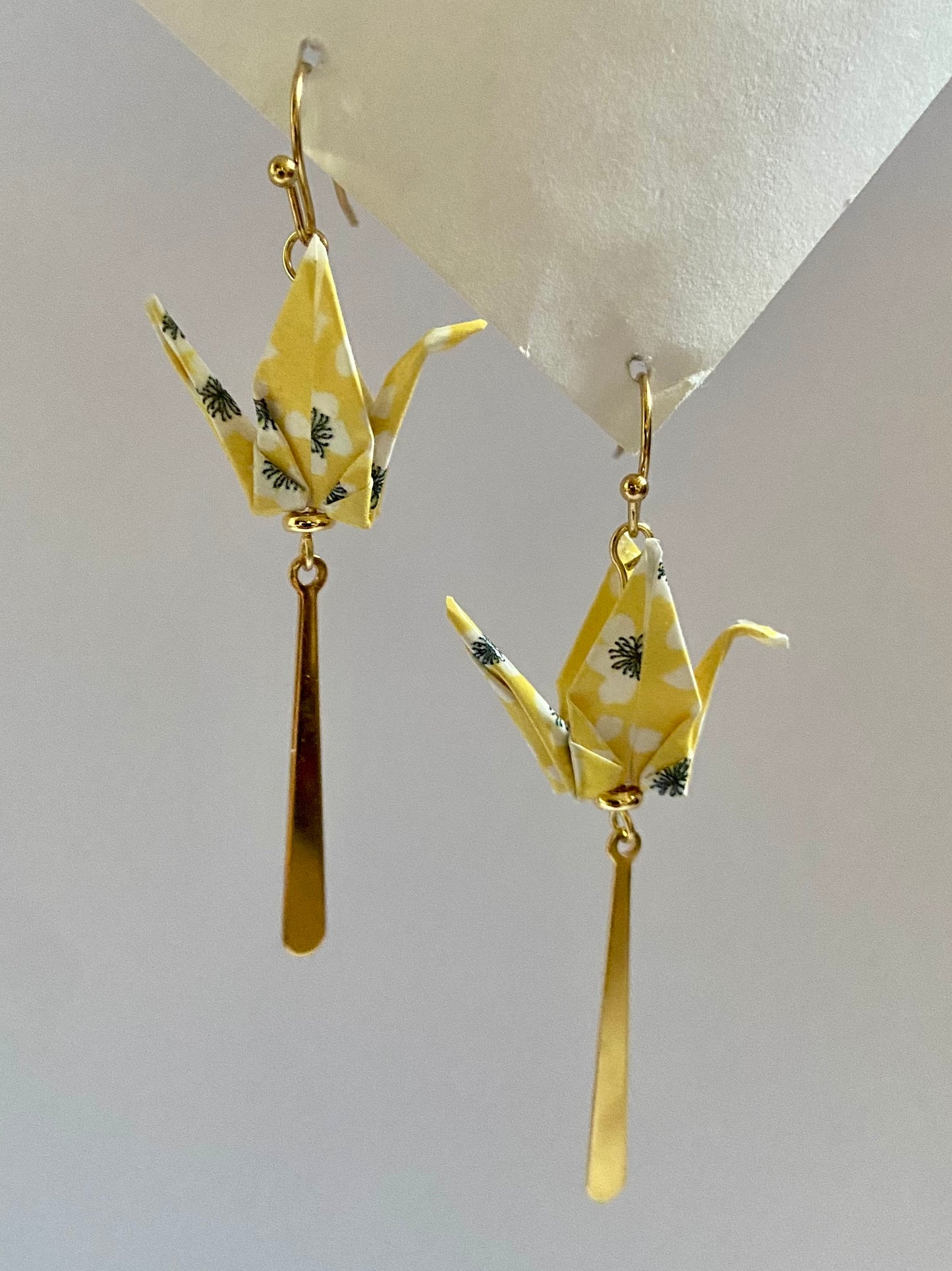 Pendientes de papel impermeable grulla de origami-11 colores disponibles. Con barra de acero dorado o plateado