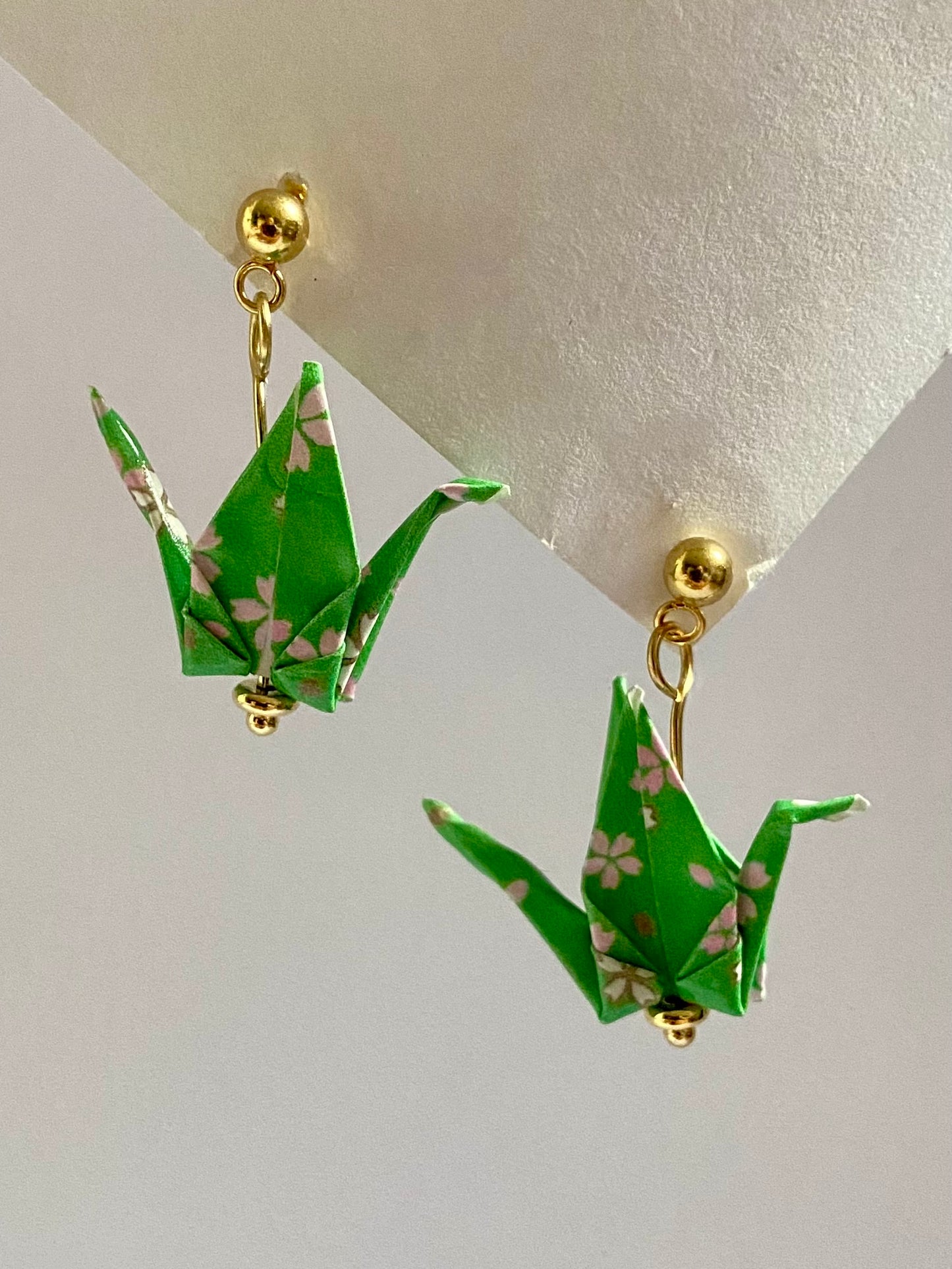 Pendientes de papel impermeable grulla de origami-11 colores disponibles. Con bolita de acero dorado o plateado