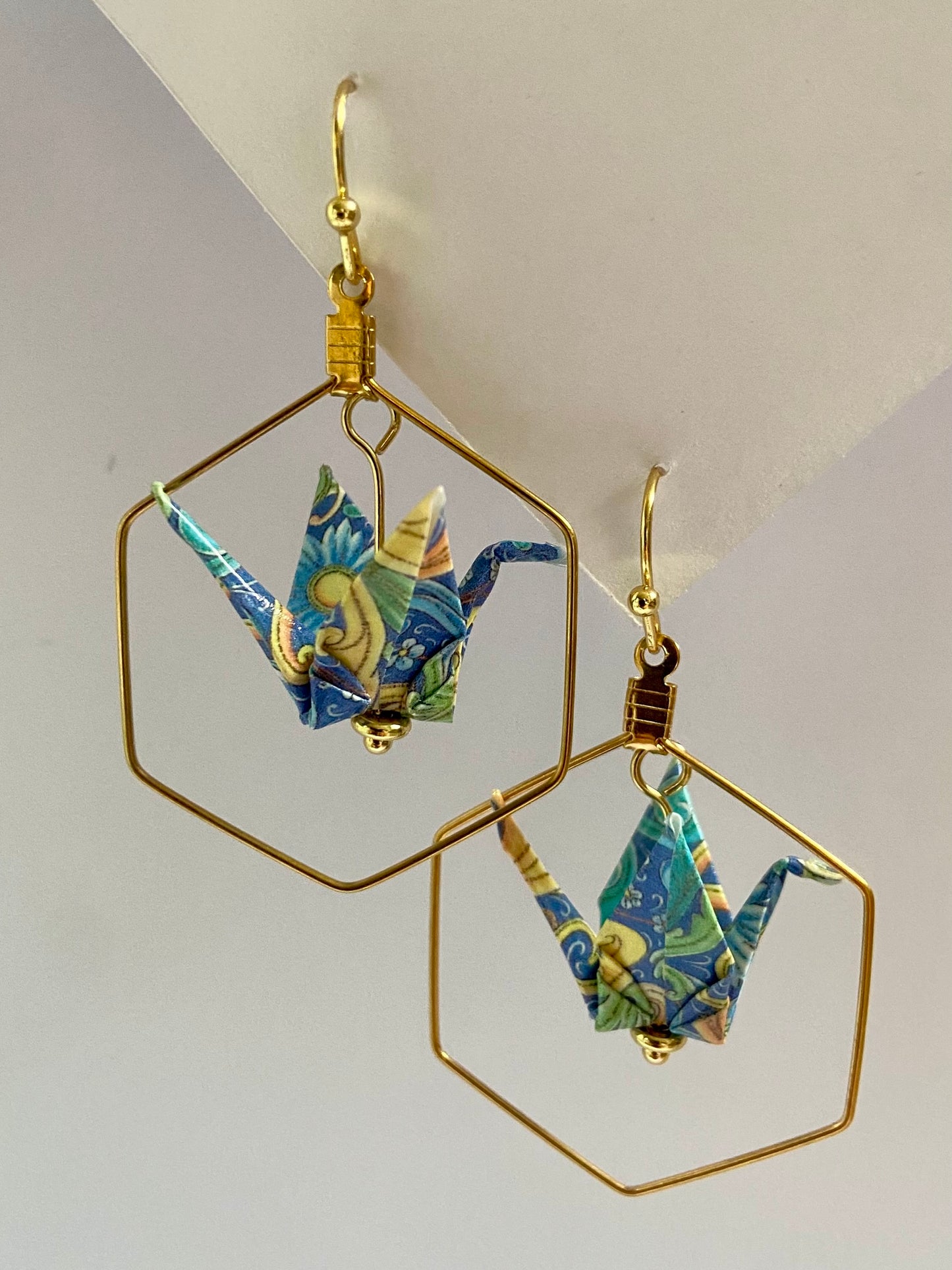 Pendientes de papel impermeable grulla de origami-11 colores disponibles. Con hexagon de acero dorado o plateado