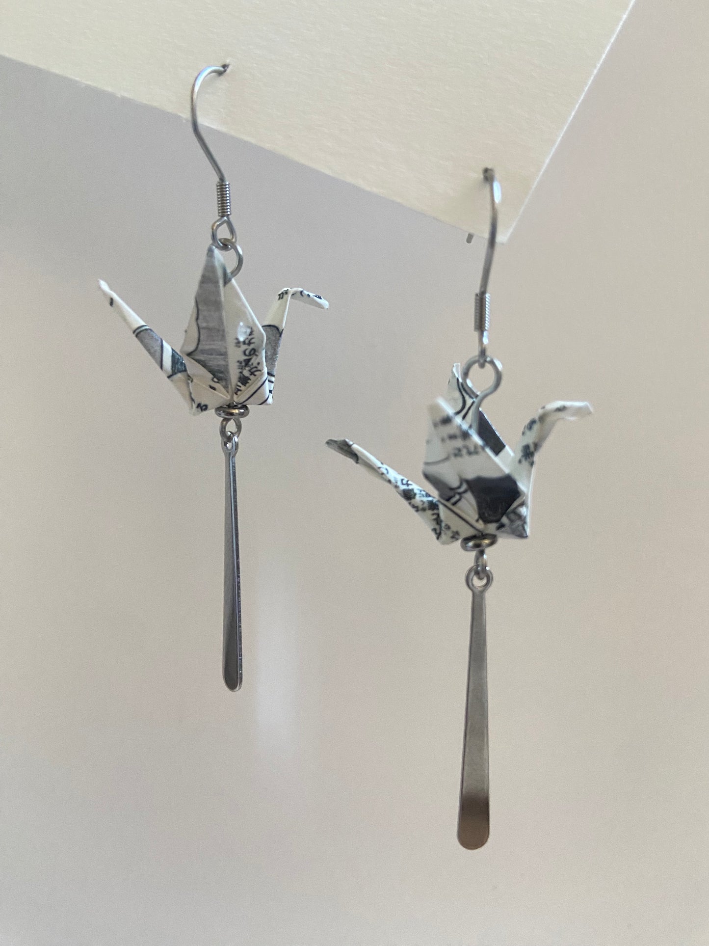 Pendientes de papel impermeable grulla de origami-11 colores disponibles. Con barra de acero dorado o plateado