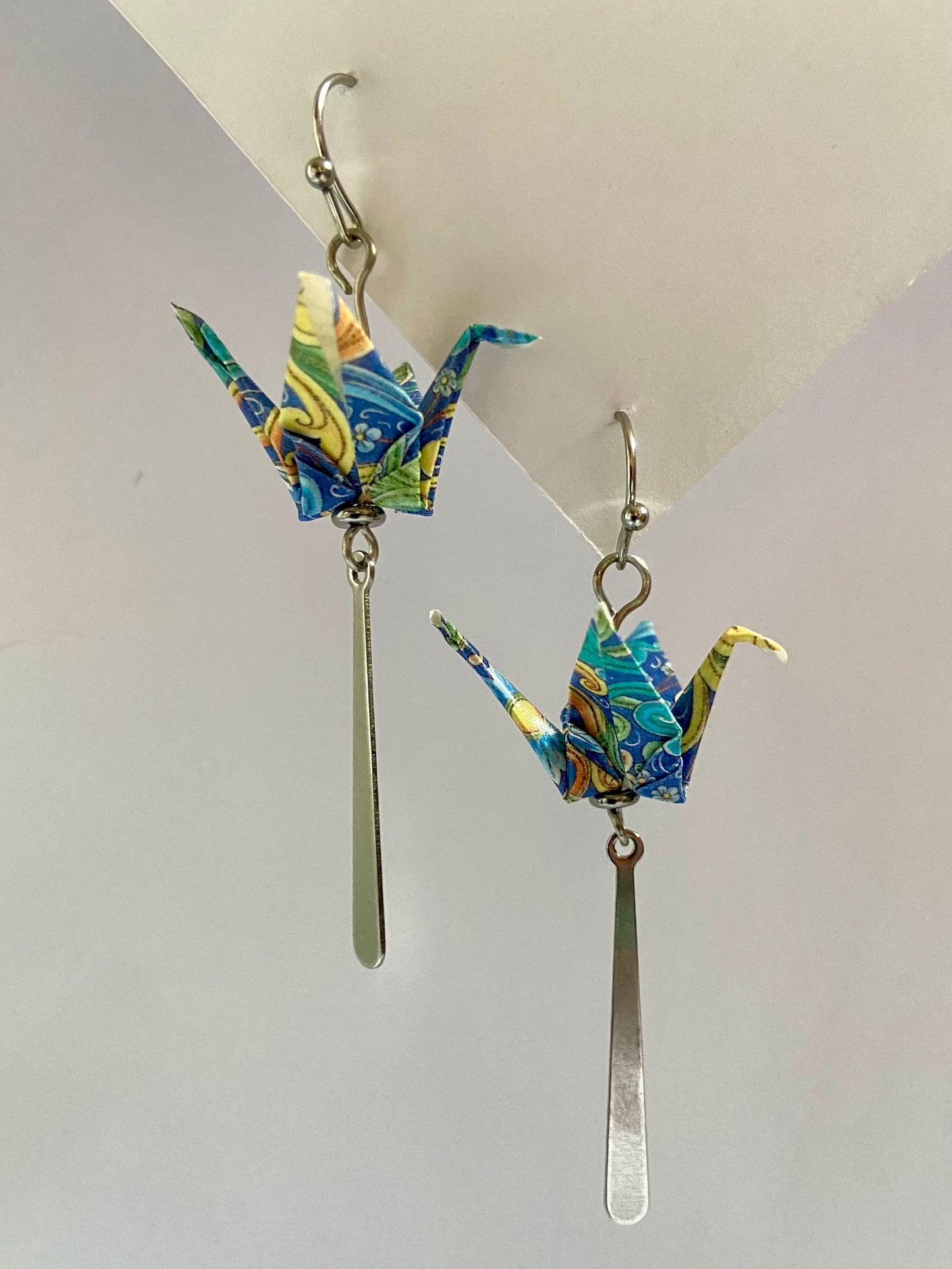 Pendientes de papel impermeable grulla de origami-11 colores disponibles. Con barra de acero dorado o plateado