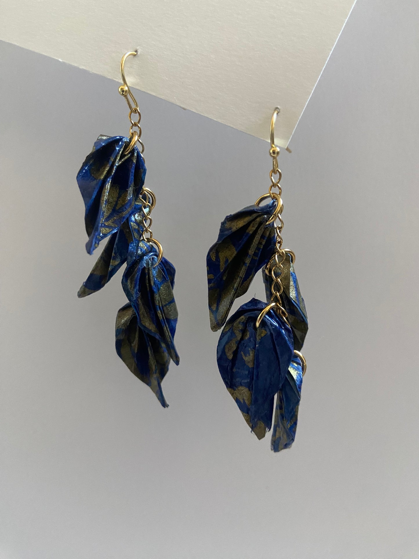 Pendientes Colgantes de Hojas Origami en Papel Lokta Hechos a Mano – 8 Colores Vibrantes, Ganchos de Acero Dorado, Ligeros y Duraderos