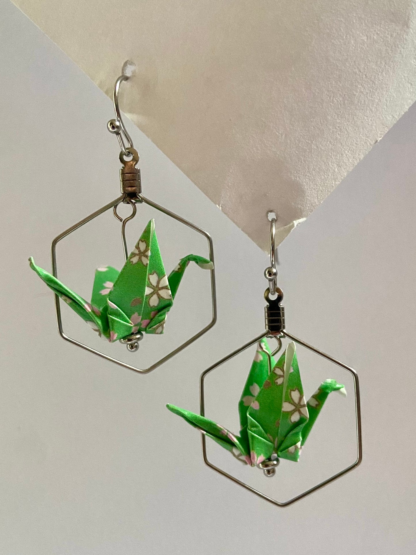 Pendientes de papel impermeable grulla de origami-11 colores disponibles. Con hexagon de acero dorado o plateado