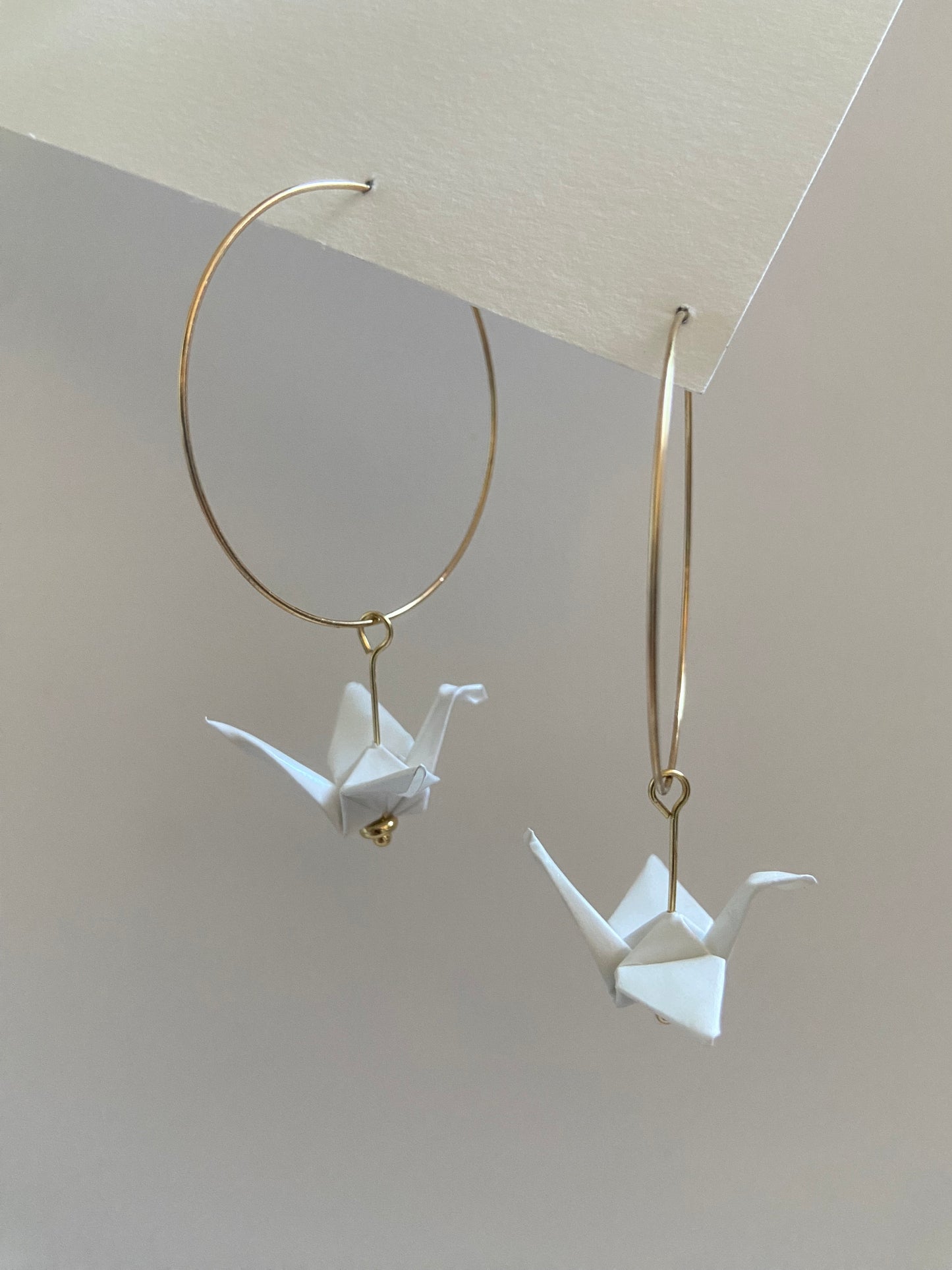 Pendientes de papel impermeable grulla de origami-11 colores disponibles. Con aro de acero dorado o plateado