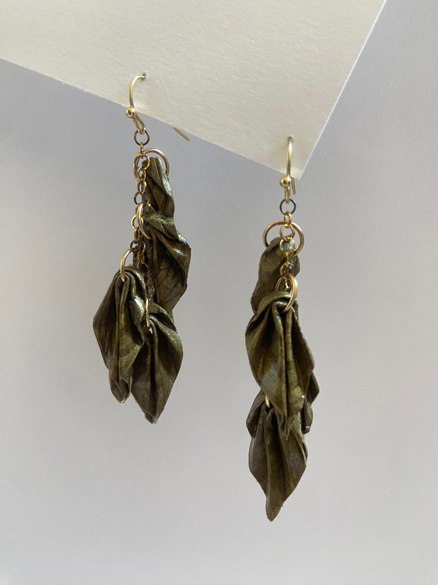 Pendientes Colgantes de Hojas Origami en Papel Lokta Hechos a Mano – 8 Colores Vibrantes, Ganchos de Acero Dorado, Ligeros y Duraderos