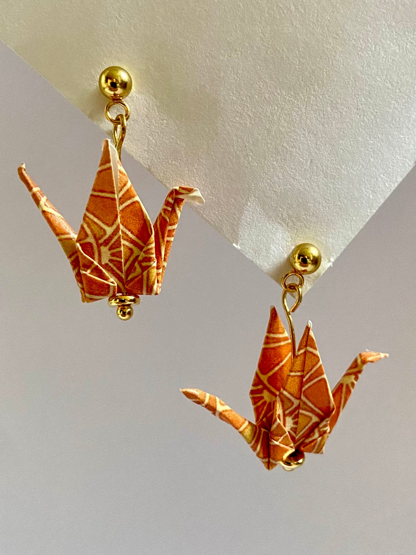 Pendientes de grulla origami en acero inoxidable dorado, hechos con papel impermeable y diseño ligero