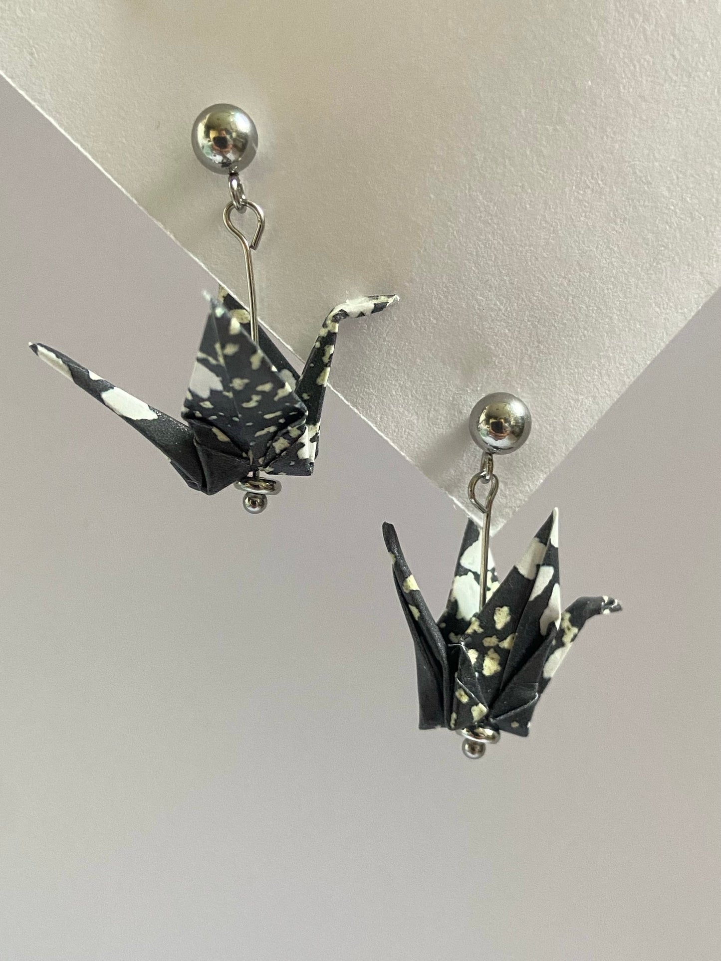 Pendientes de papel impermeable grulla de origami-11 colores disponibles. Con bolita de acero dorado o plateado