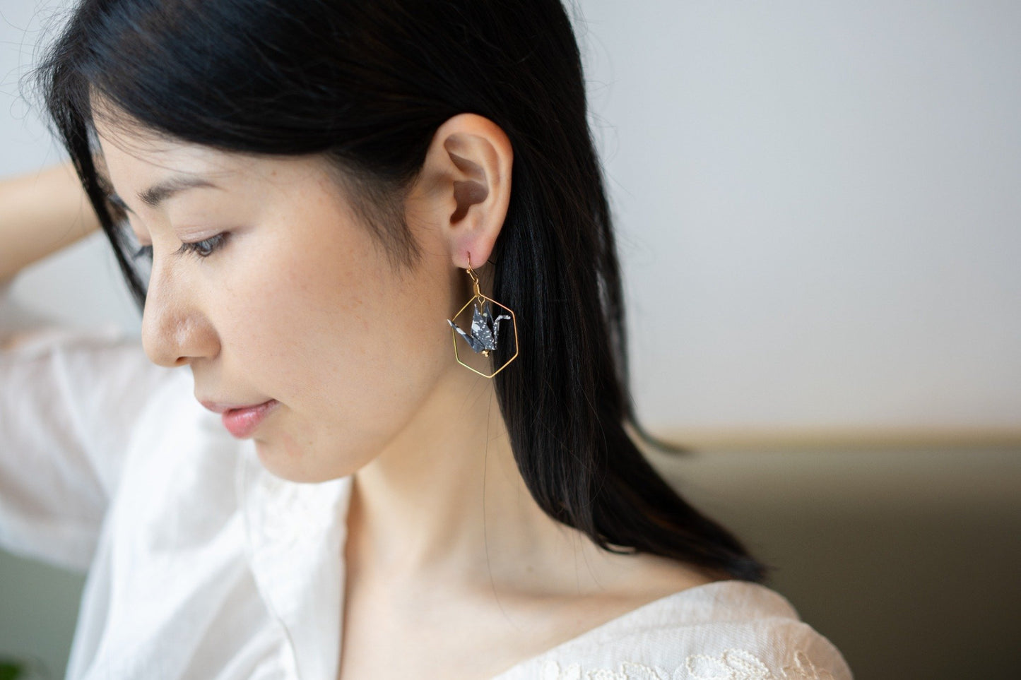 Pendientes de papel impermeable grulla de origami-11 colores disponibles. Con hexagon de acero dorado o plateado