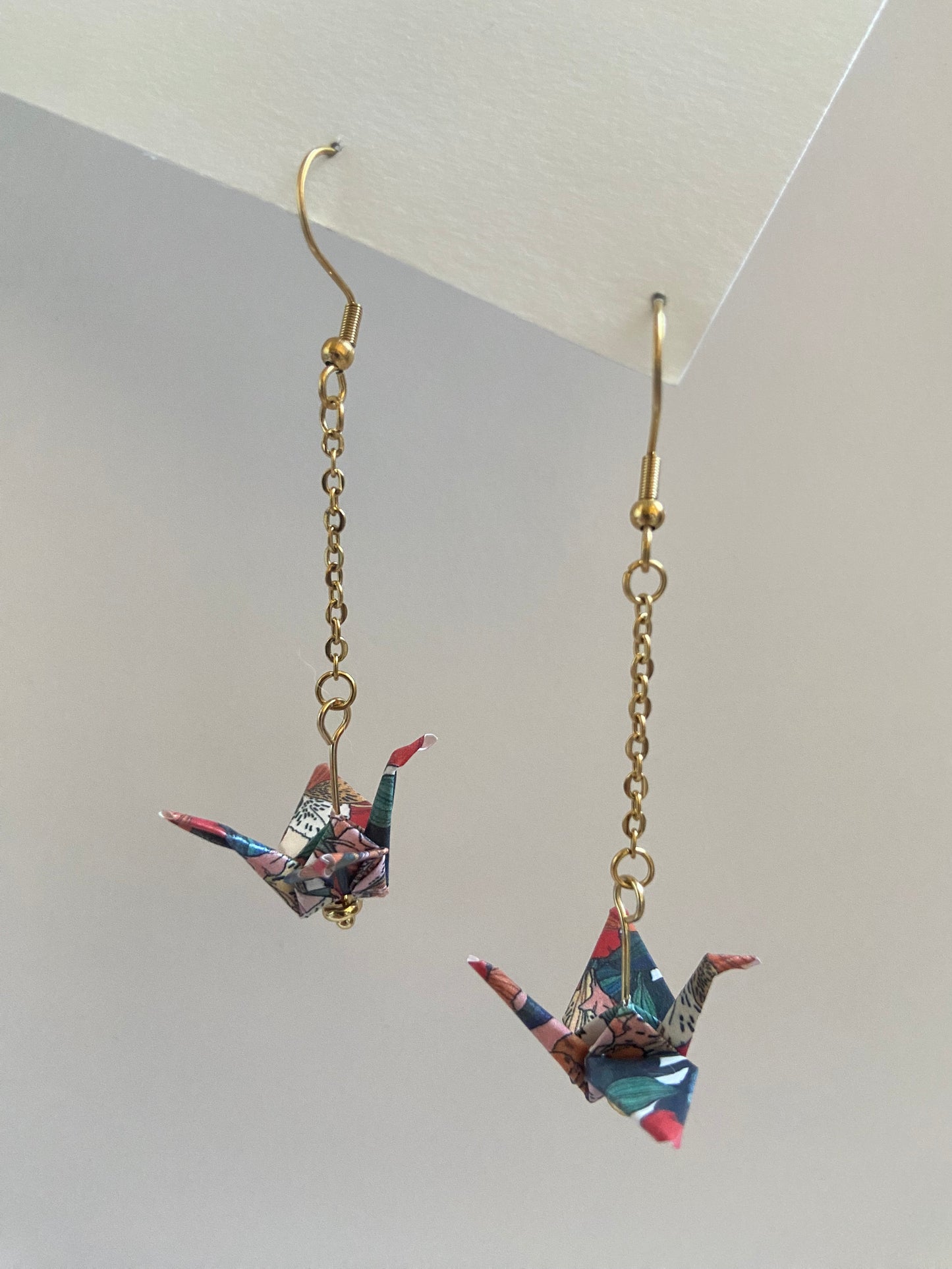 Pendientes de papel impermeable grulla de origami-11 colores disponibles. Con cadena de acero dorado o plateado