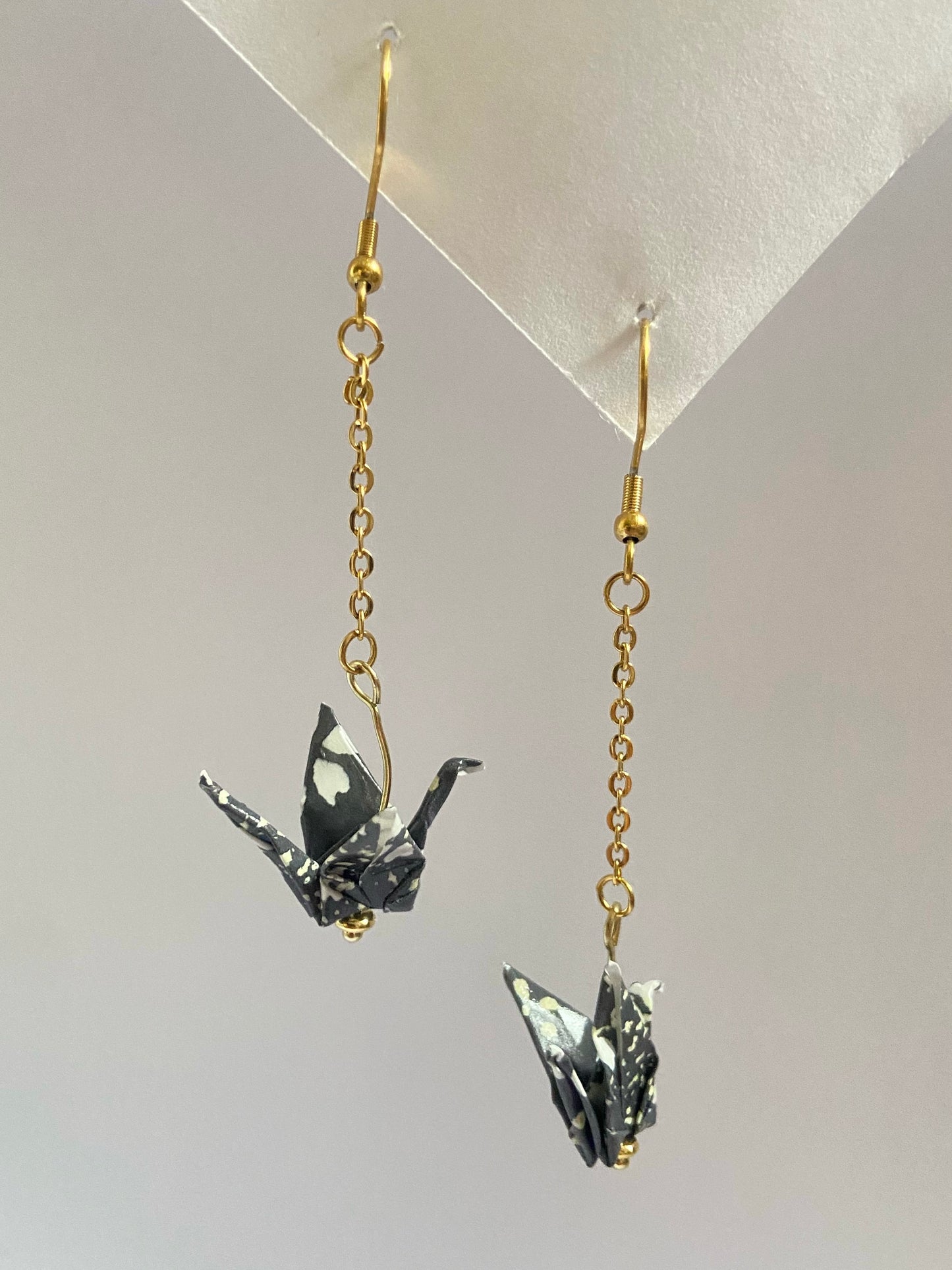 Pendientes de papel impermeable grulla de origami-11 colores disponibles. Con cadena de acero dorado o plateado