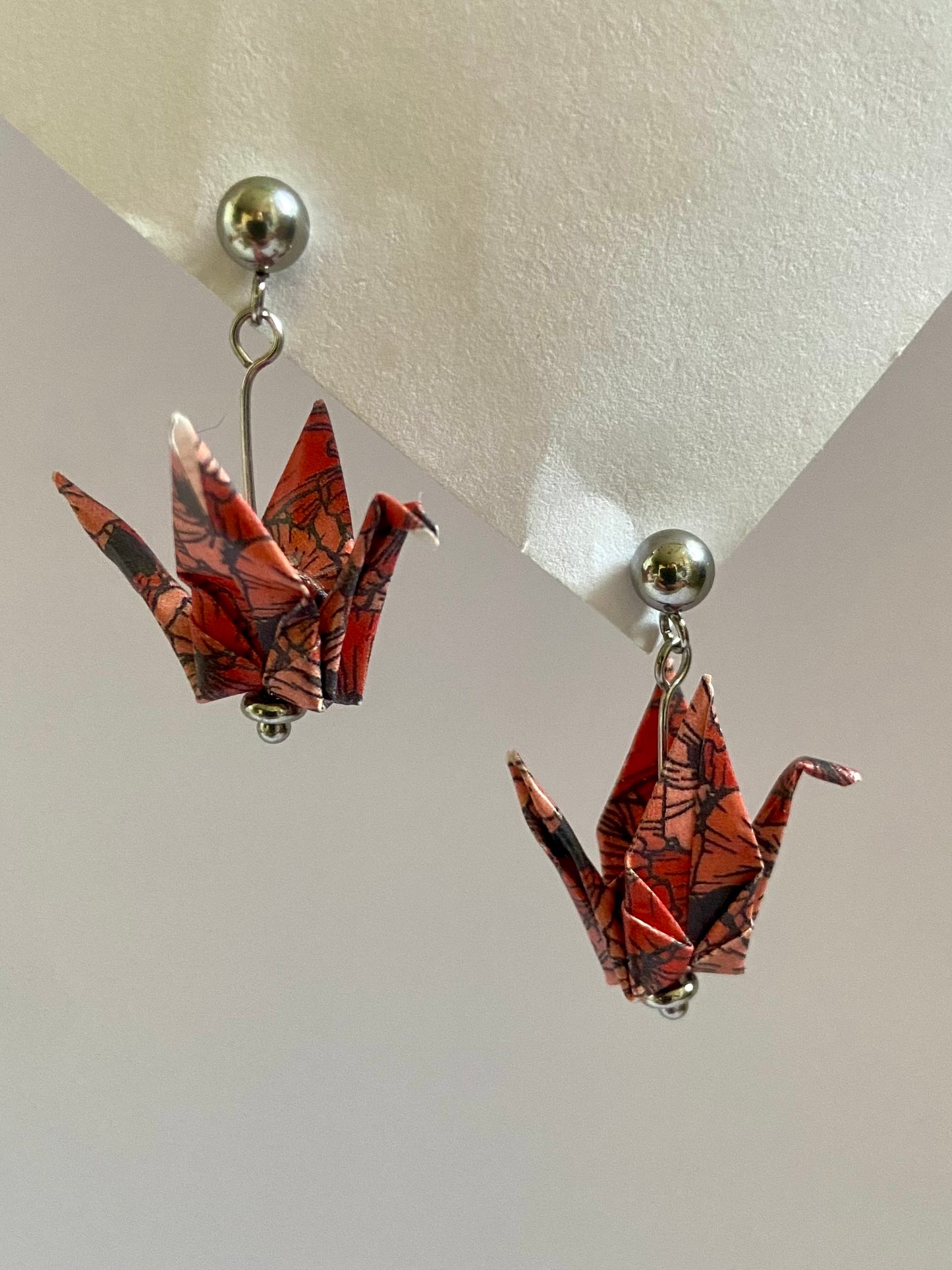 Pendientes de papel impermeable grulla de origami-11 colores disponibles. Con bolita de acero dorado o plateado