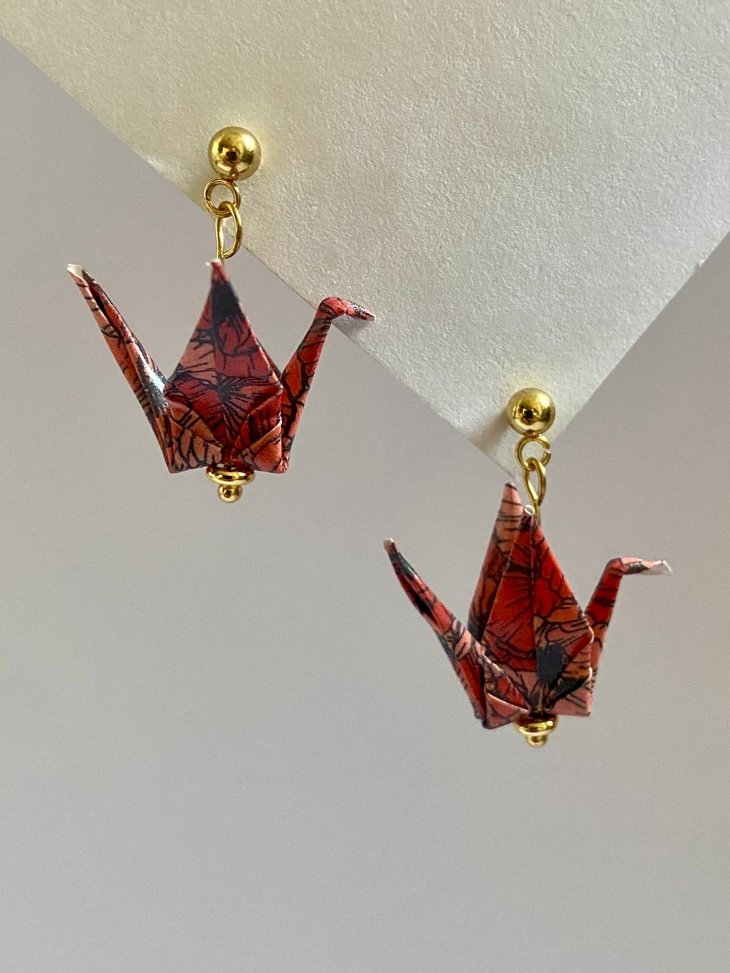 Pendientes de grulla origami en acero inoxidable dorado, hechos con papel impermeable y diseño ligero