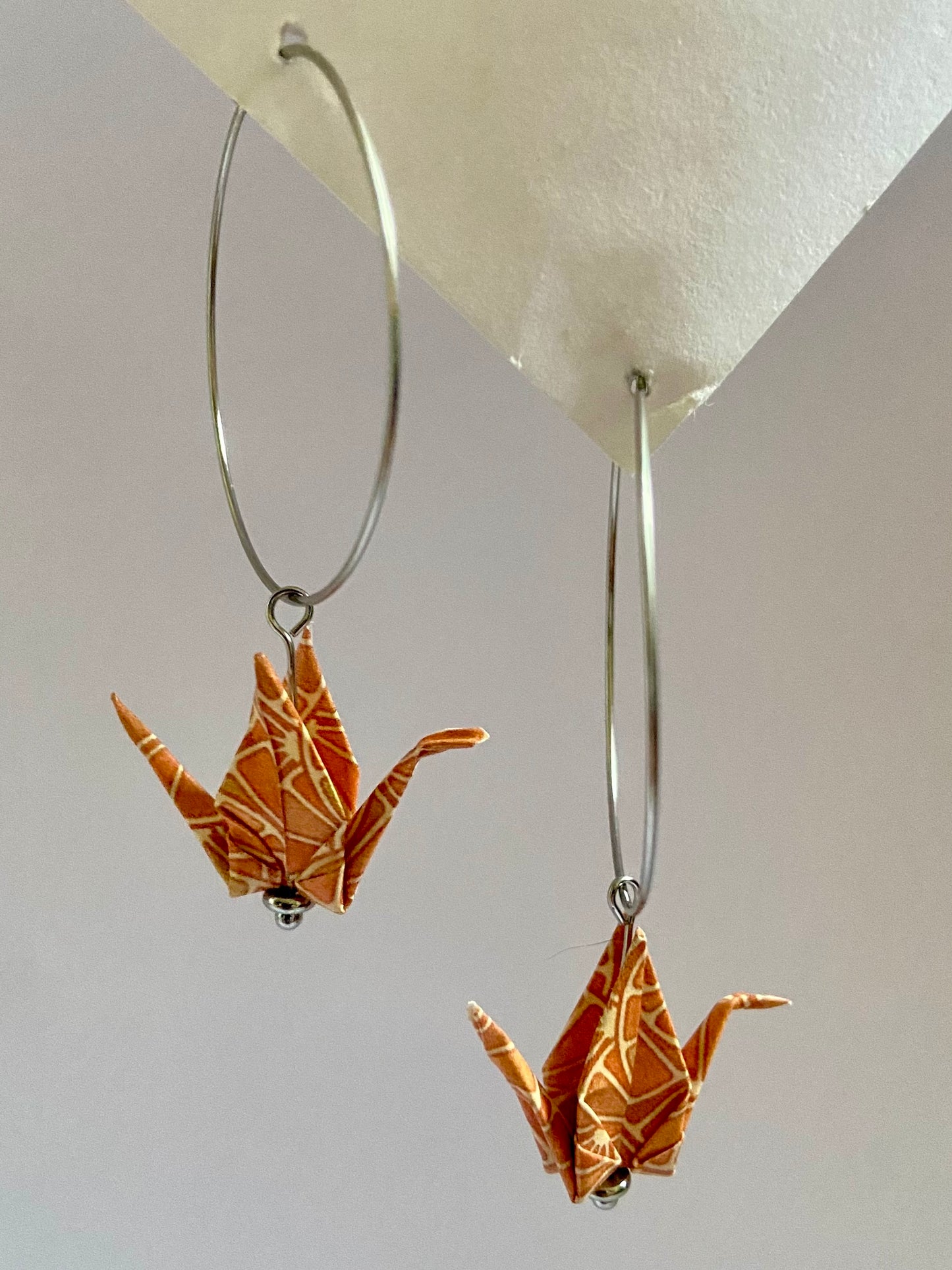 Pendientes de papel impermeable grulla de origami-11 colores disponibles. Con aro de acero dorado o plateado