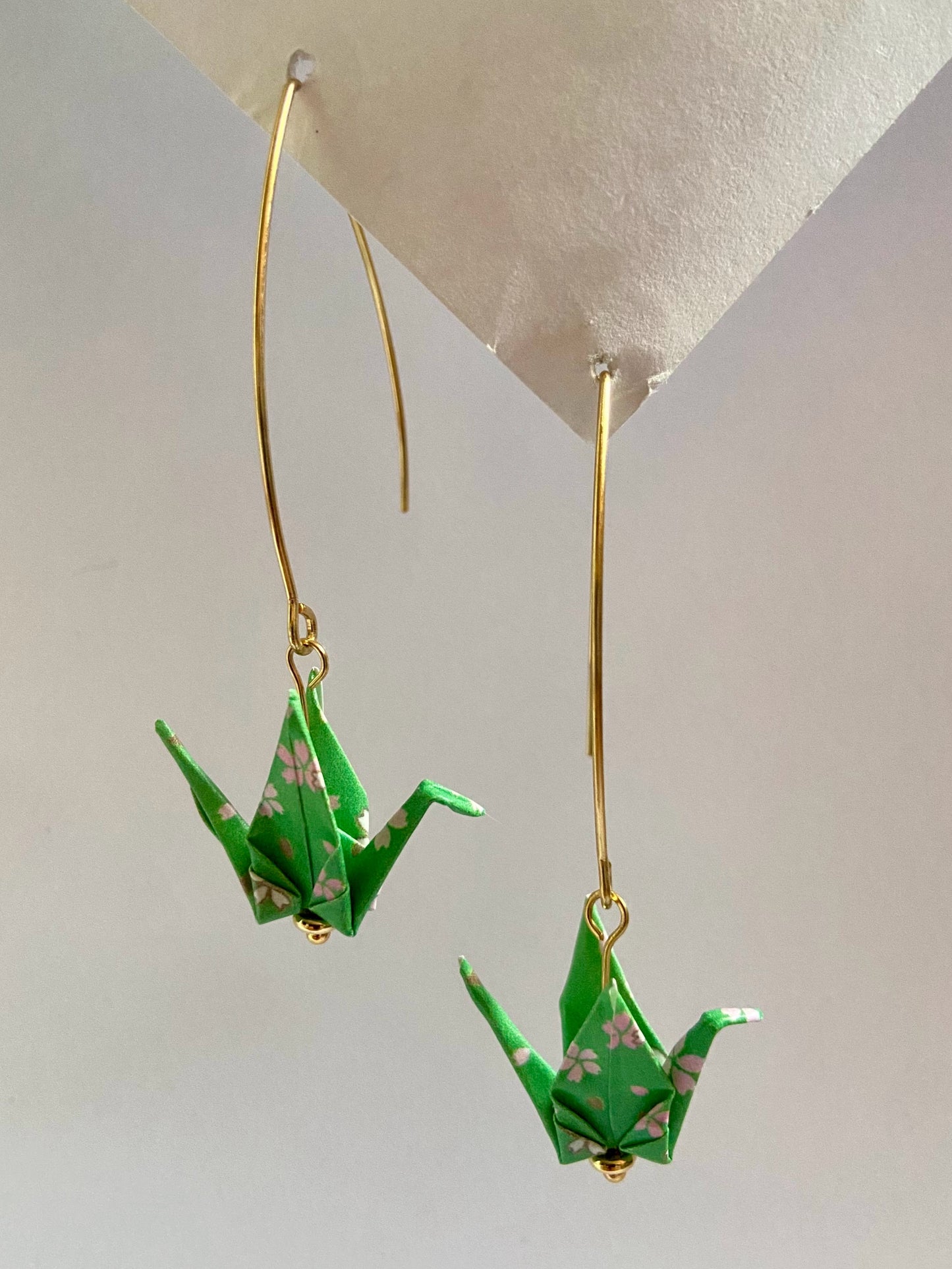 Pendientes de papel impermeable grulla de origami-11 colores disponibles. Con gancho de acero dorado o plateado