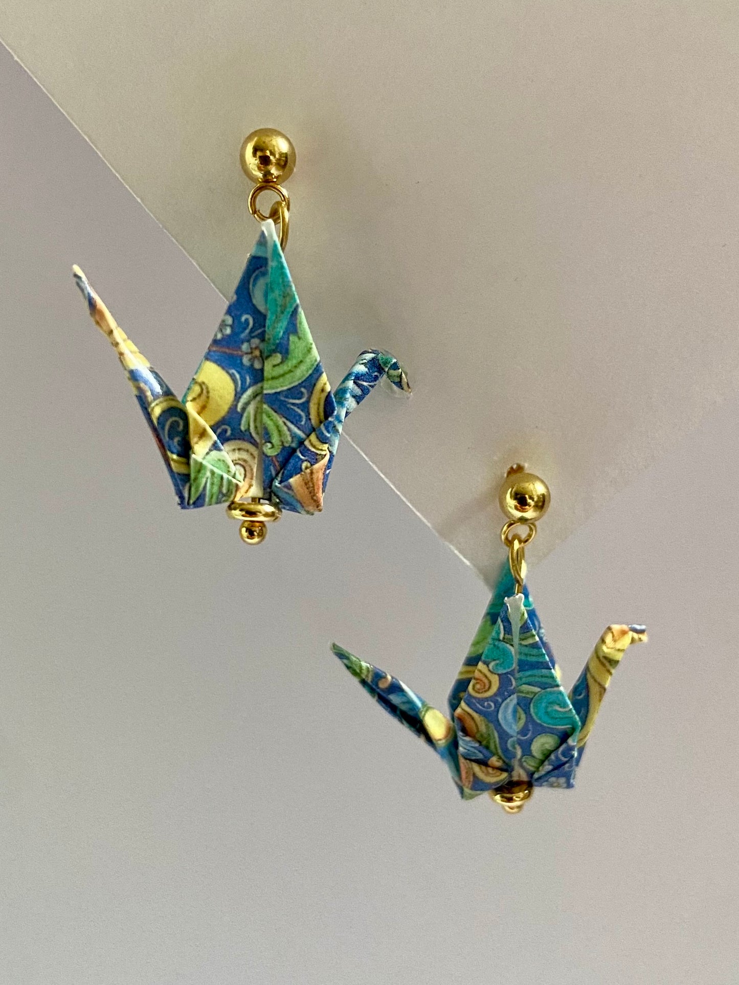 Pendientes de papel impermeable grulla de origami-11 colores disponibles. Con bolita de acero dorado o plateado