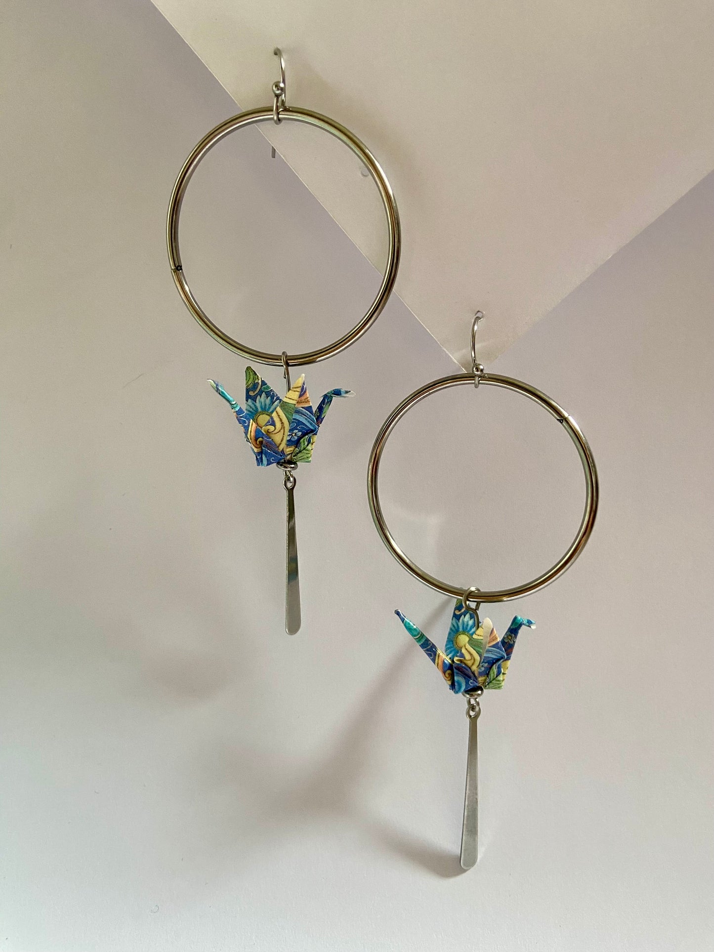 Pendientes de papel impermeable grulla de origami-11 colores disponibles. Con círculo de acero dorado o plateado