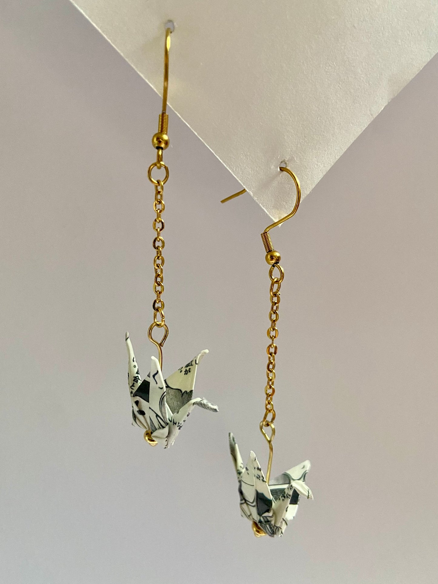Pendientes de papel impermeable grulla de origami-11 colores disponibles. Con cadena de acero dorado o plateado