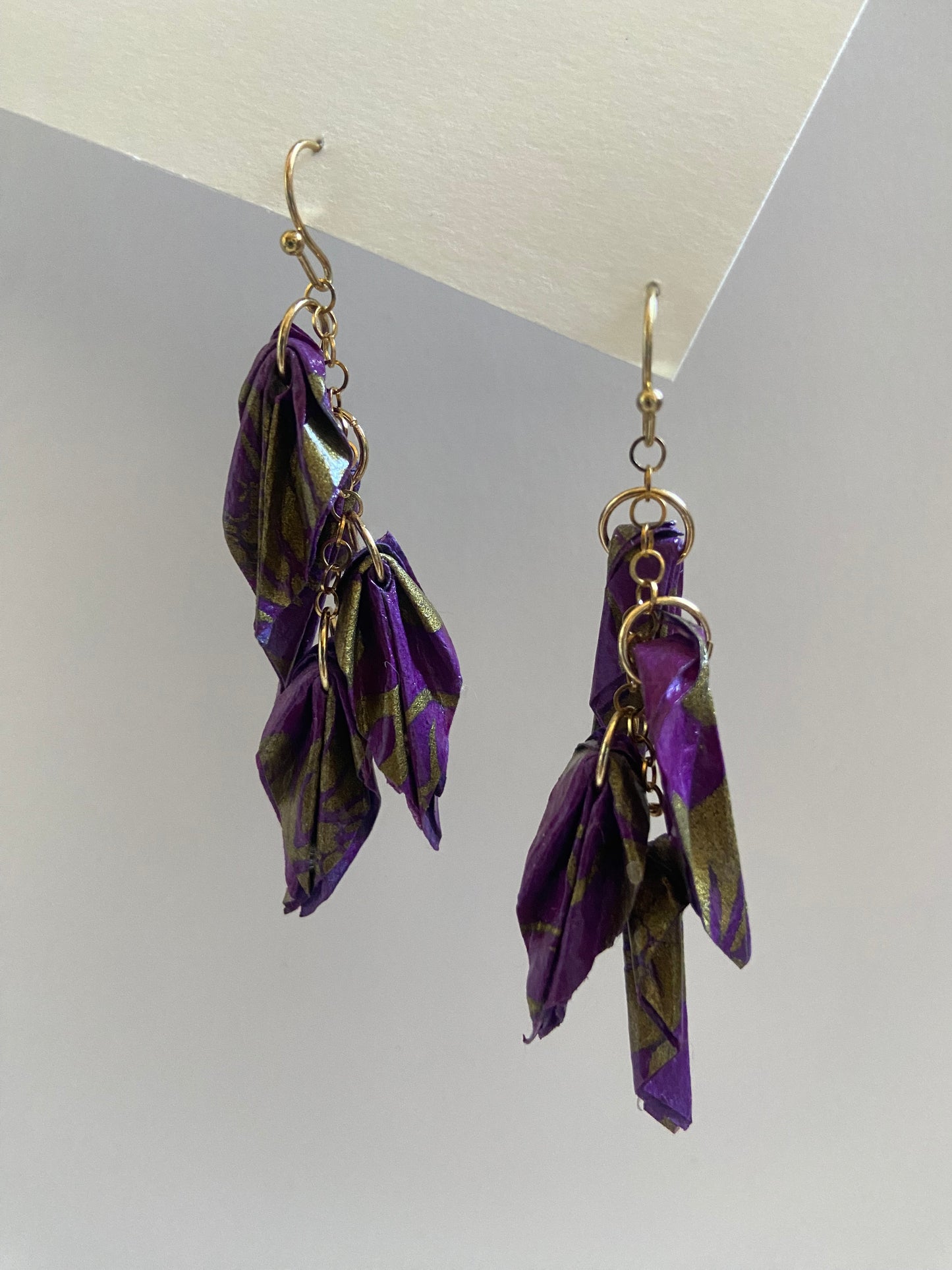 Pendientes Colgantes de Hojas Origami en Papel Lokta Hechos a Mano – 8 Colores Vibrantes, Ganchos de Acero Dorado, Ligeros y Duraderos